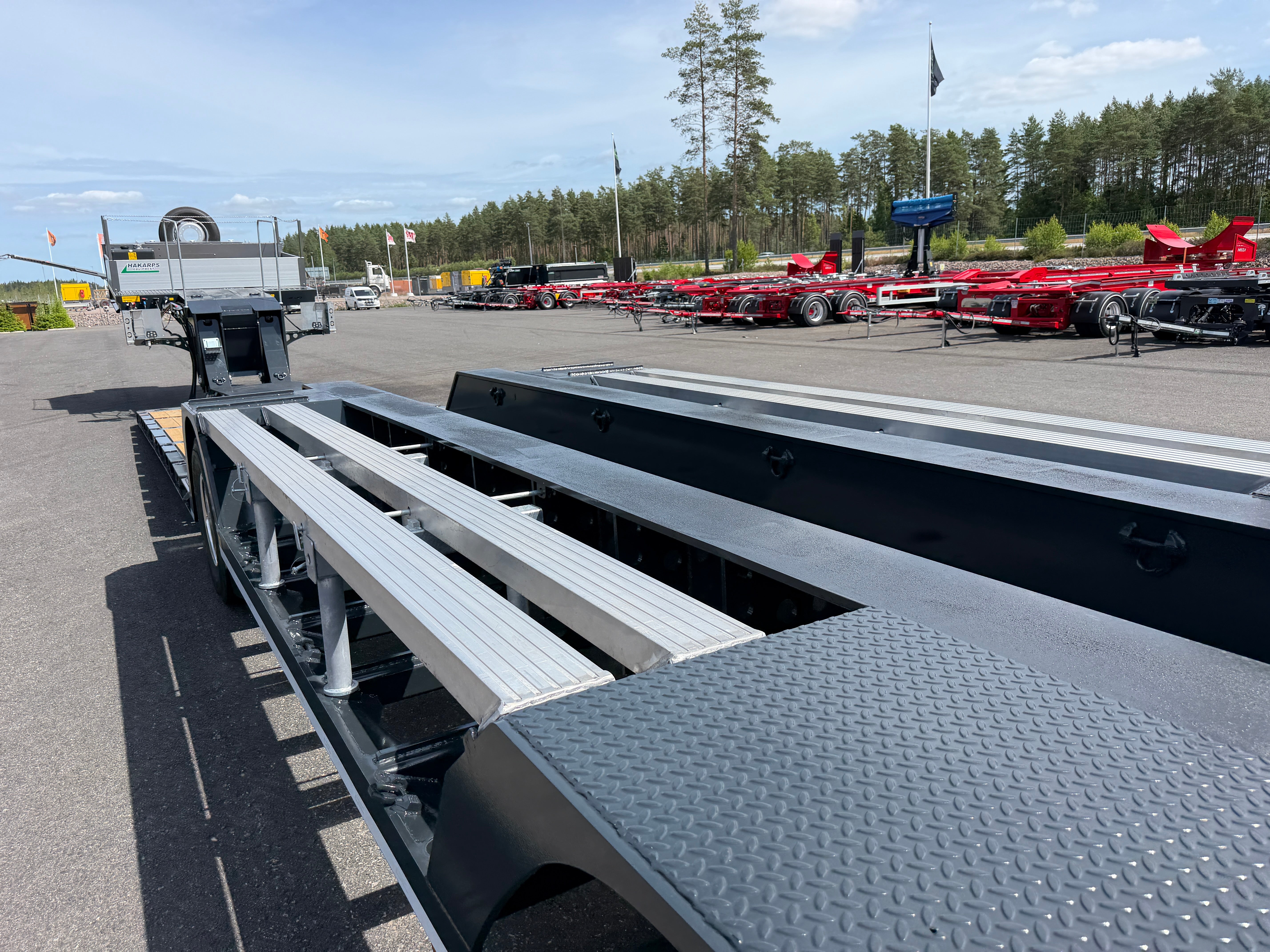 3 axlad ROJO maskintrailer avbröstningsbar svanhals fullstyrd