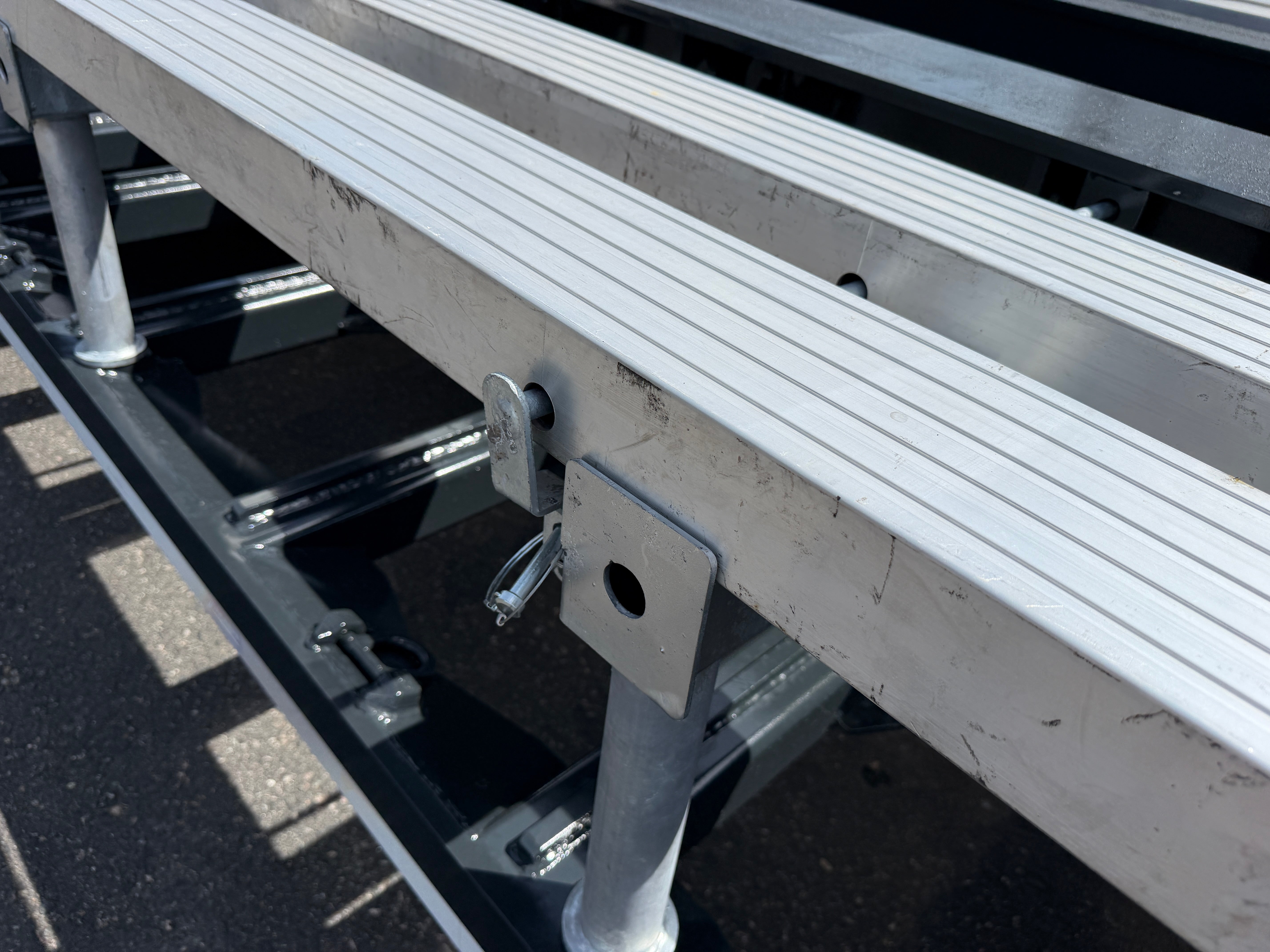 3 axlad ROJO maskintrailer avbröstningsbar svanhals fullstyrd