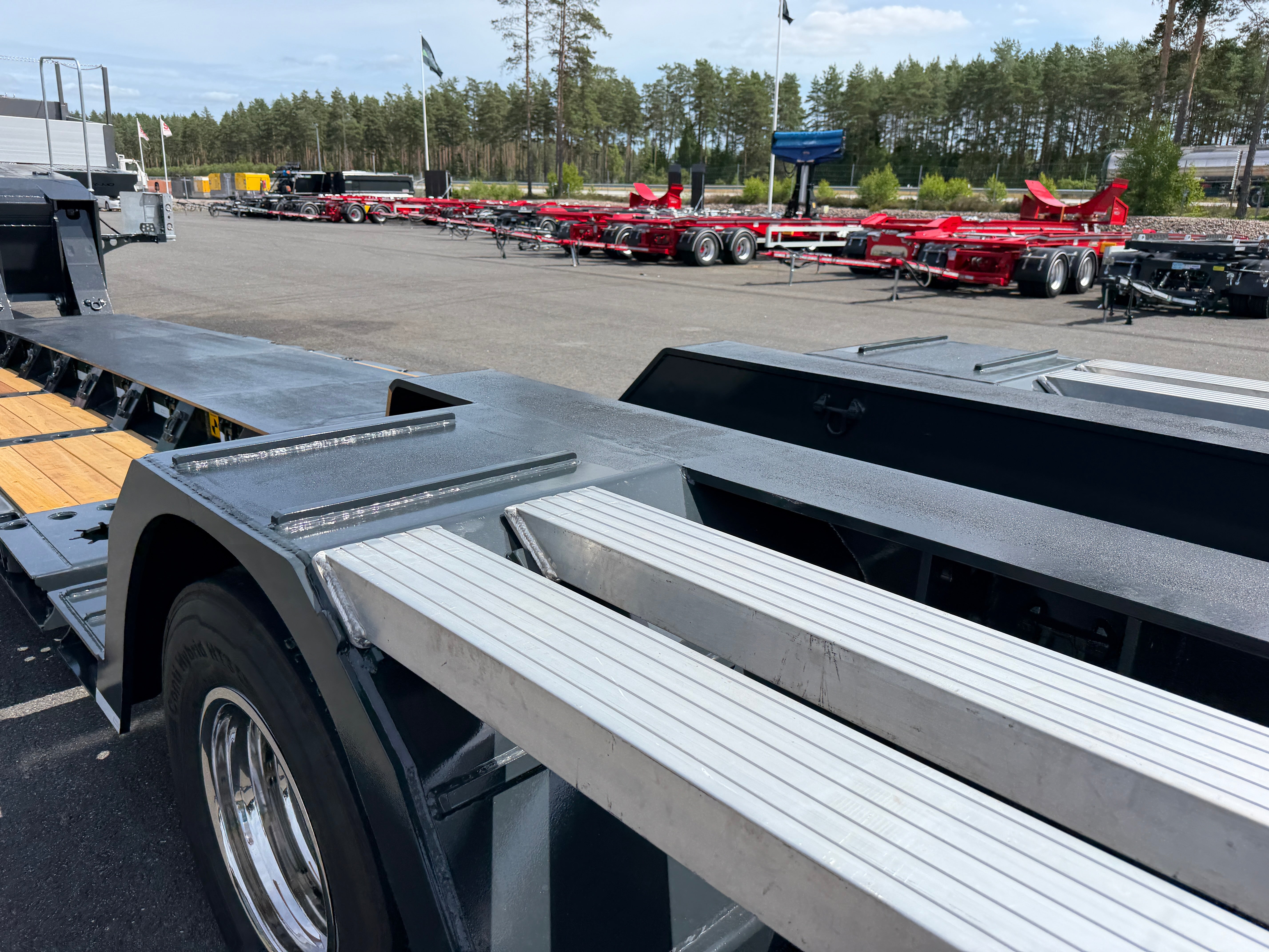3 axlad ROJO maskintrailer avbröstningsbar svanhals fullstyrd