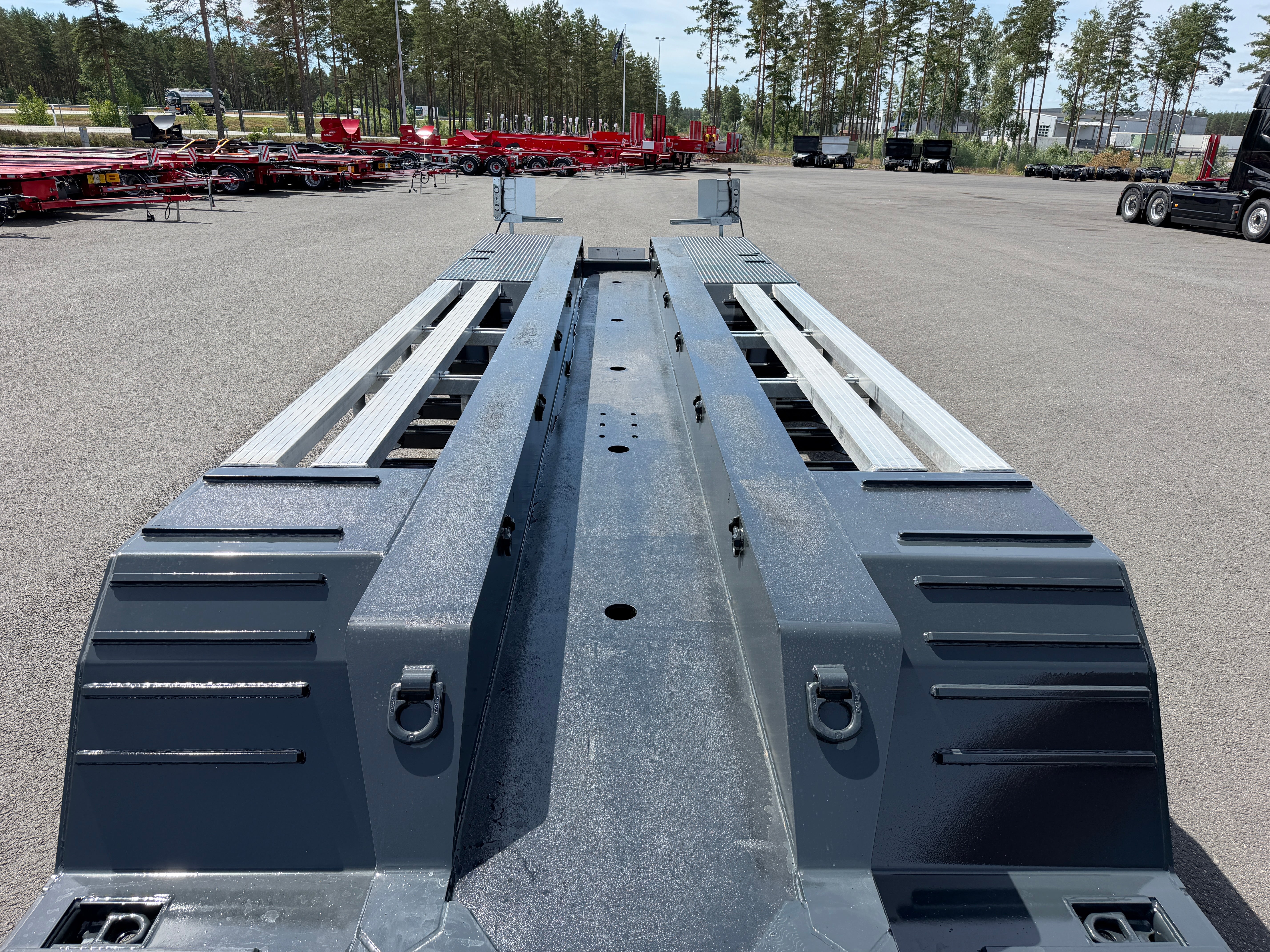 3 axlad ROJO maskintrailer avbröstningsbar svanhals fullstyrd