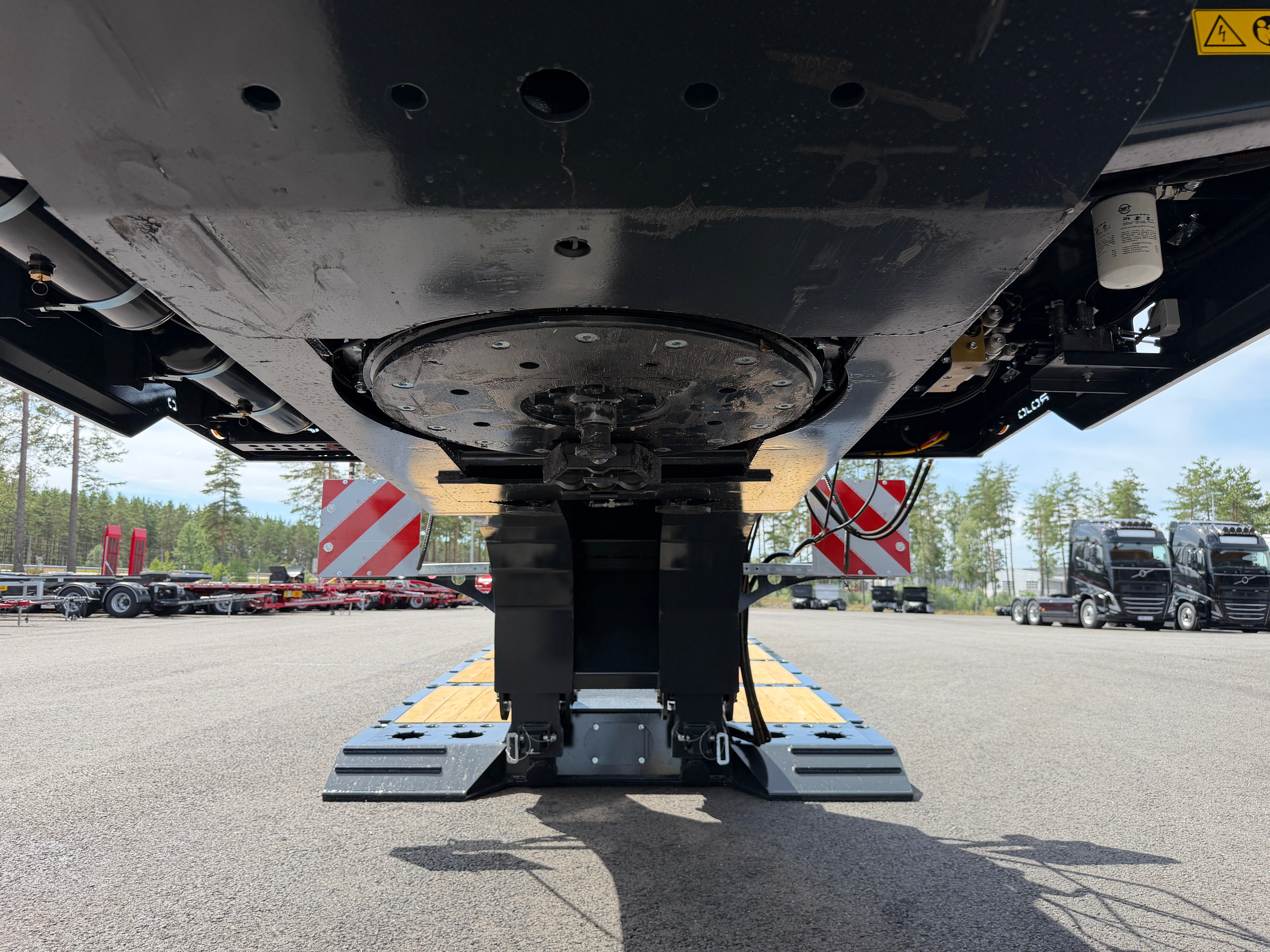 3 axlad ROJO maskintrailer avbröstningsbar svanhals fullstyrd