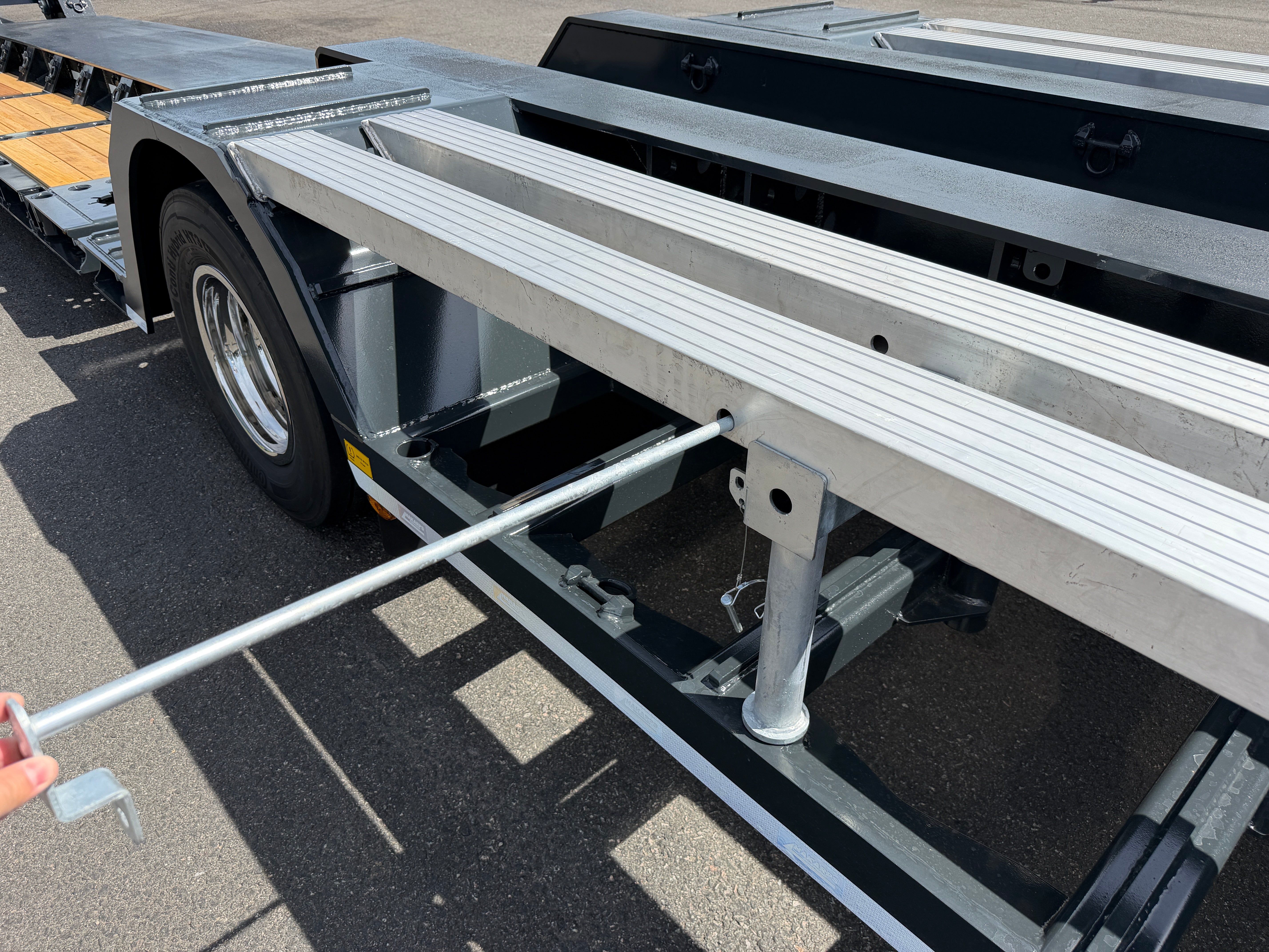 3 axlad ROJO maskintrailer avbröstningsbar svanhals fullstyrd