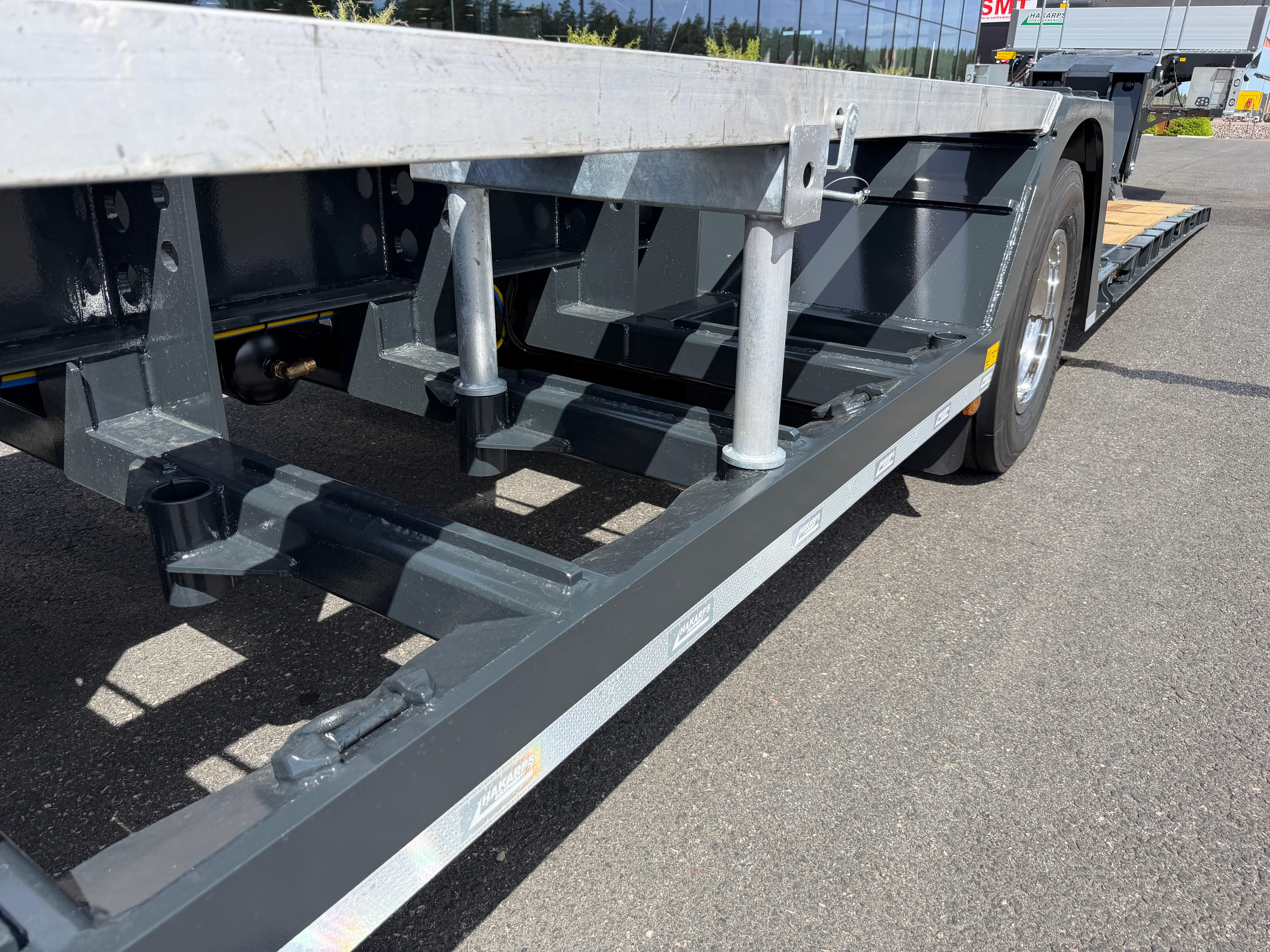 3 axlad ROJO maskintrailer avbröstningsbar svanhals fullstyrd