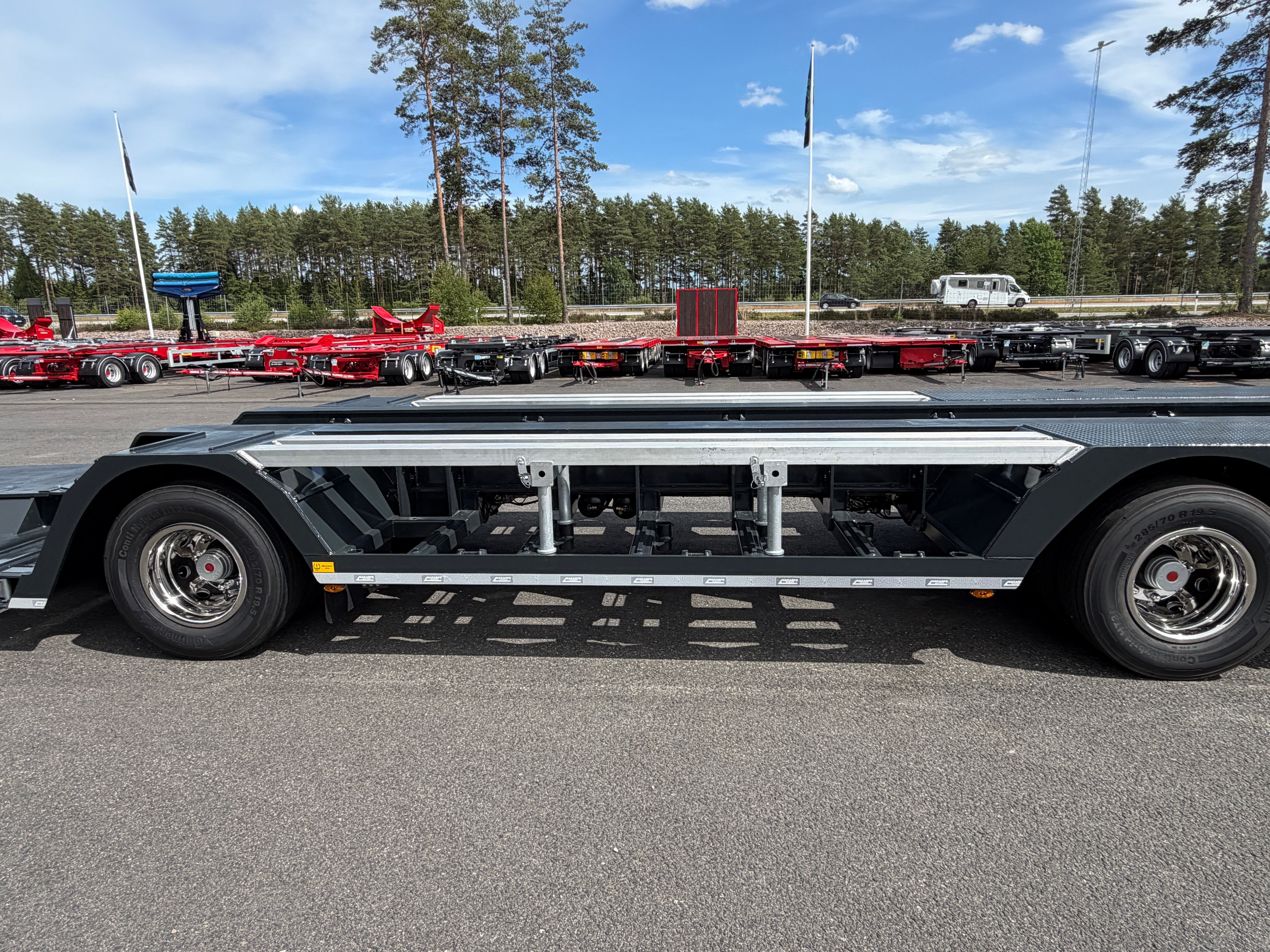 3 axlad ROJO maskintrailer avbröstningsbar svanhals fullstyrd