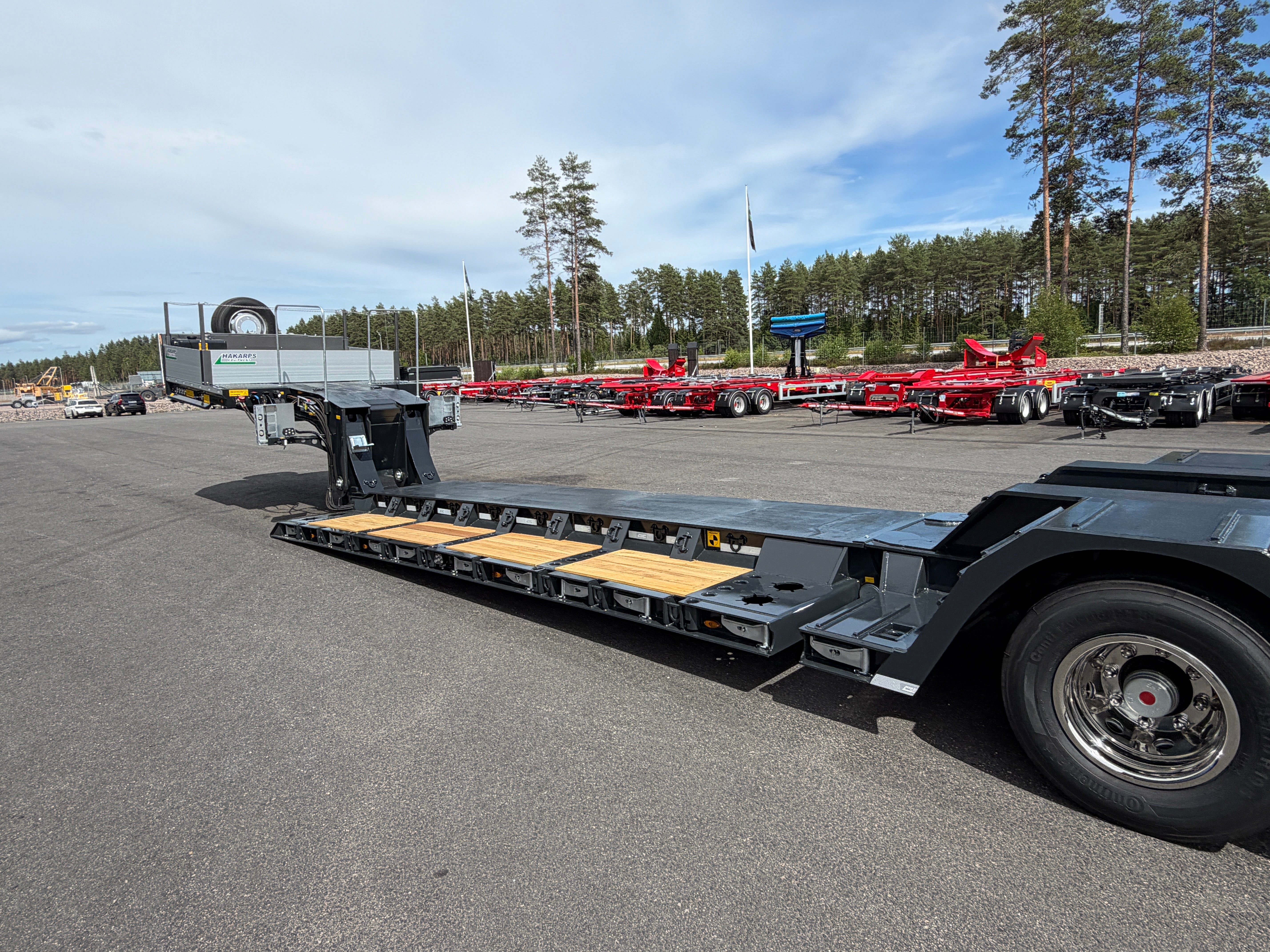 3 axlad ROJO maskintrailer avbröstningsbar svanhals fullstyrd