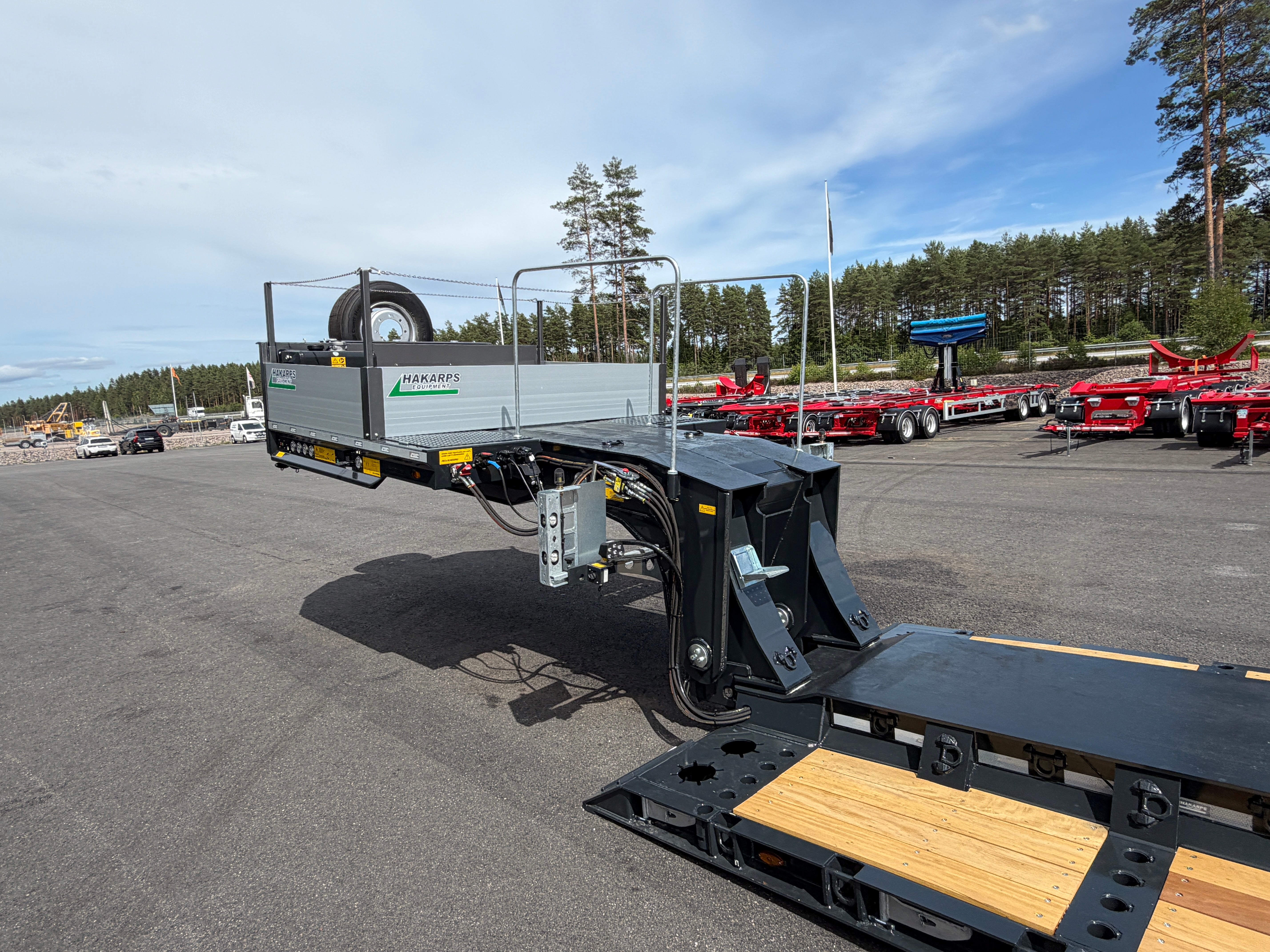 3 axlad ROJO maskintrailer avbröstningsbar svanhals fullstyrd