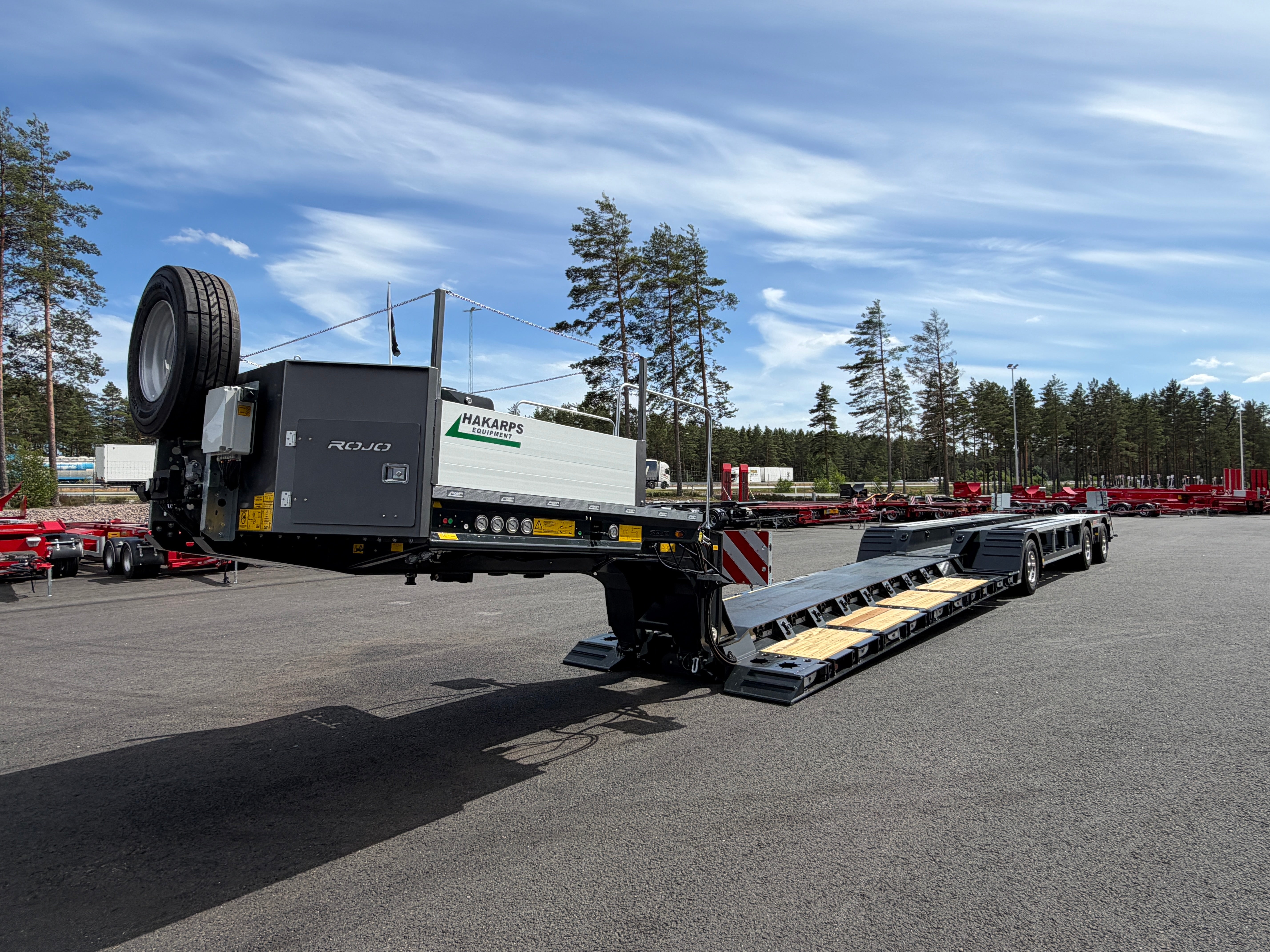 3 axlad ROJO maskintrailer avbröstningsbar svanhals fullstyrd