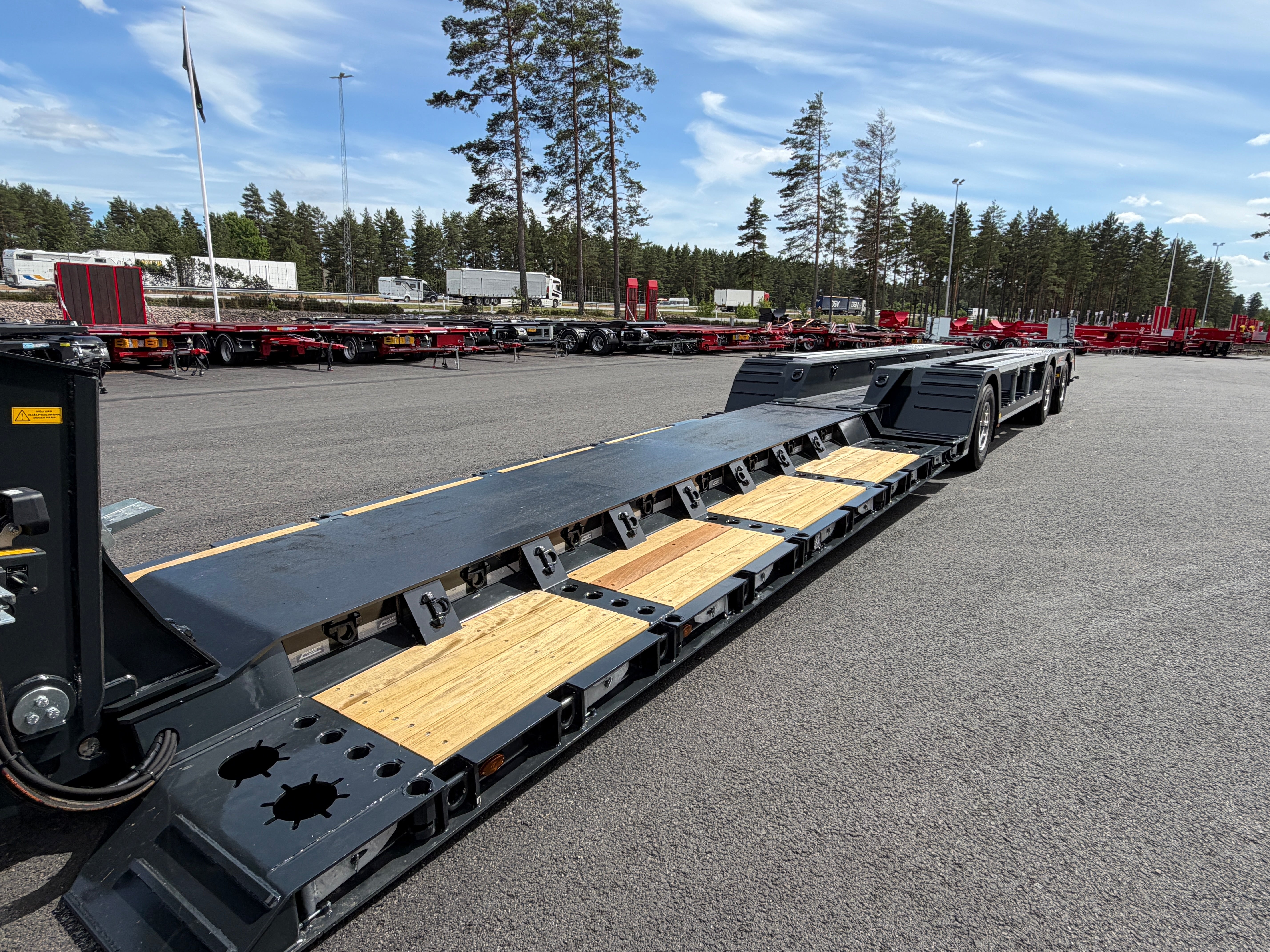 3 axlad ROJO maskintrailer avbröstningsbar svanhals fullstyrd