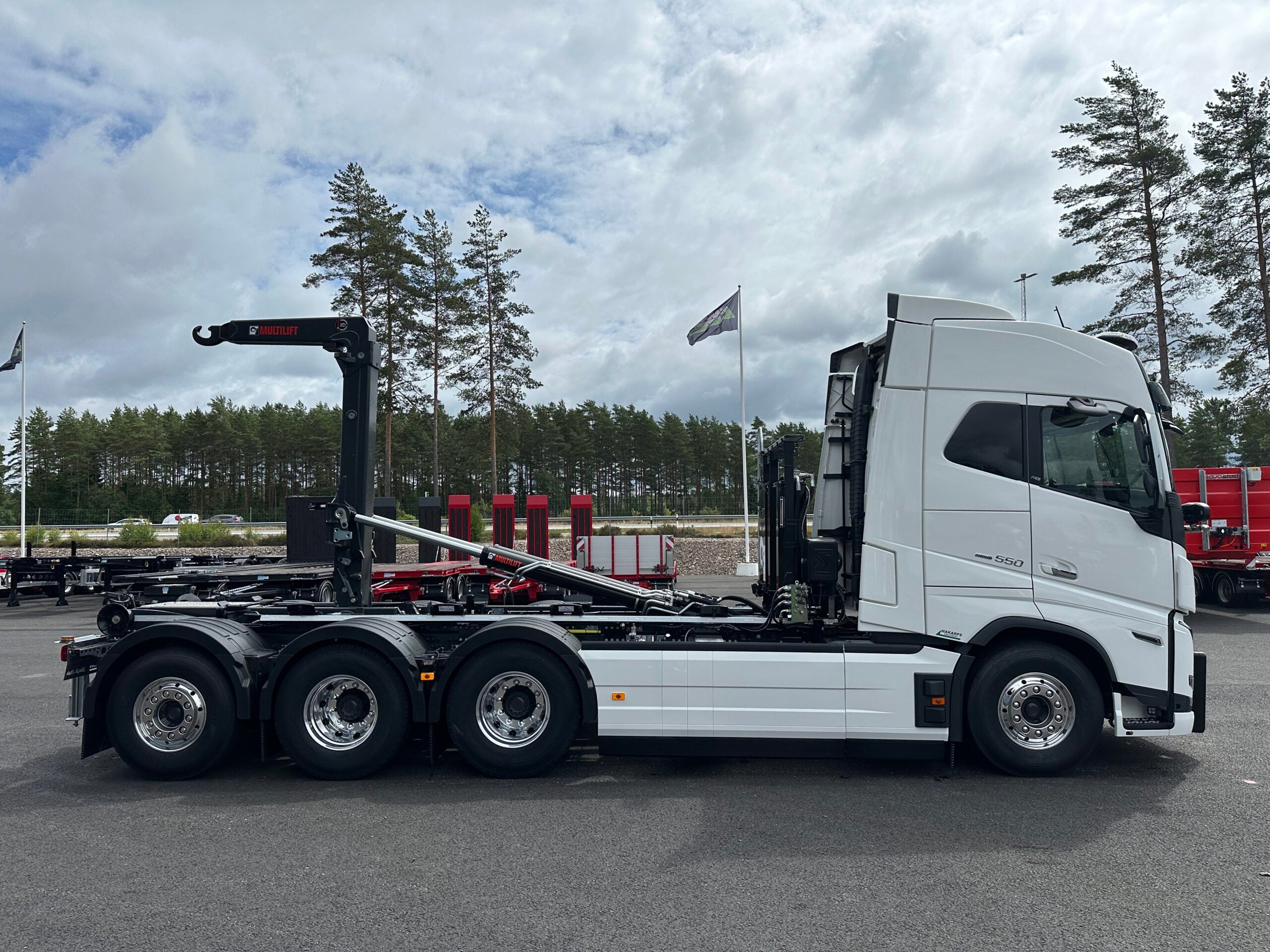 Volvo FH16 550 Tridem lastväxlare fullt plogutrustad med vridbart underbett