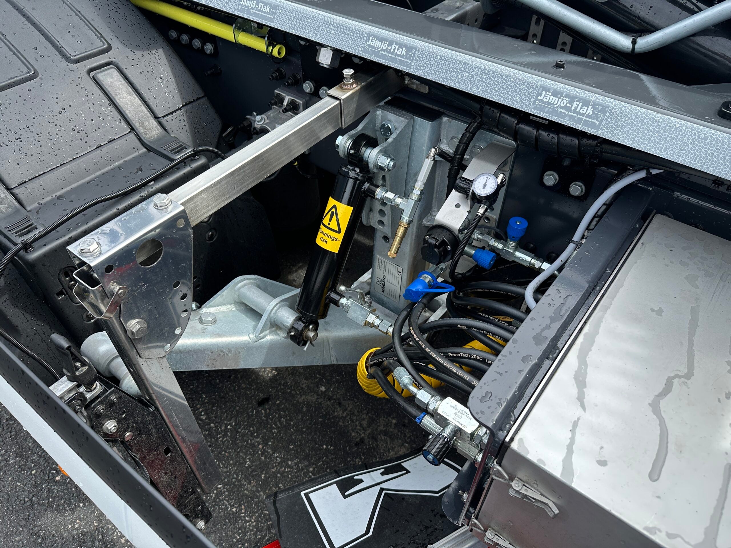 Volvo FH16 550 Tridem lastväxlare fullt plogutrustad med vridbart underbett