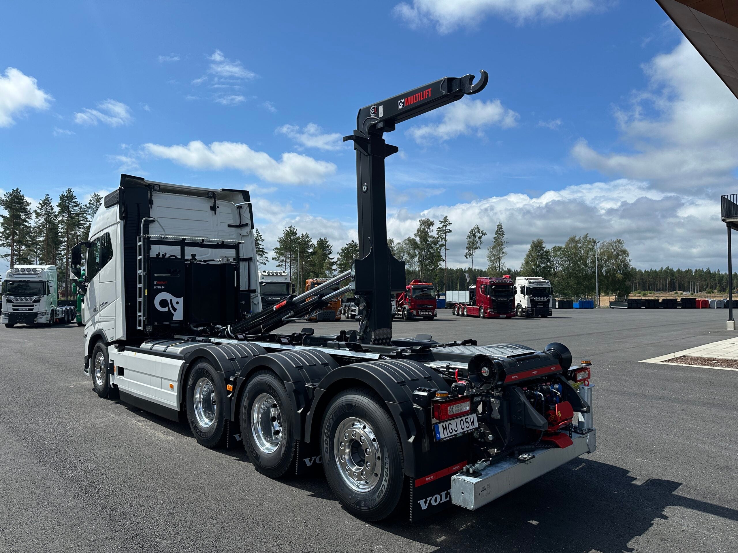 Volvo FH16 550 Tridem lastväxlare fullt plogutrustad med vridbart underbett