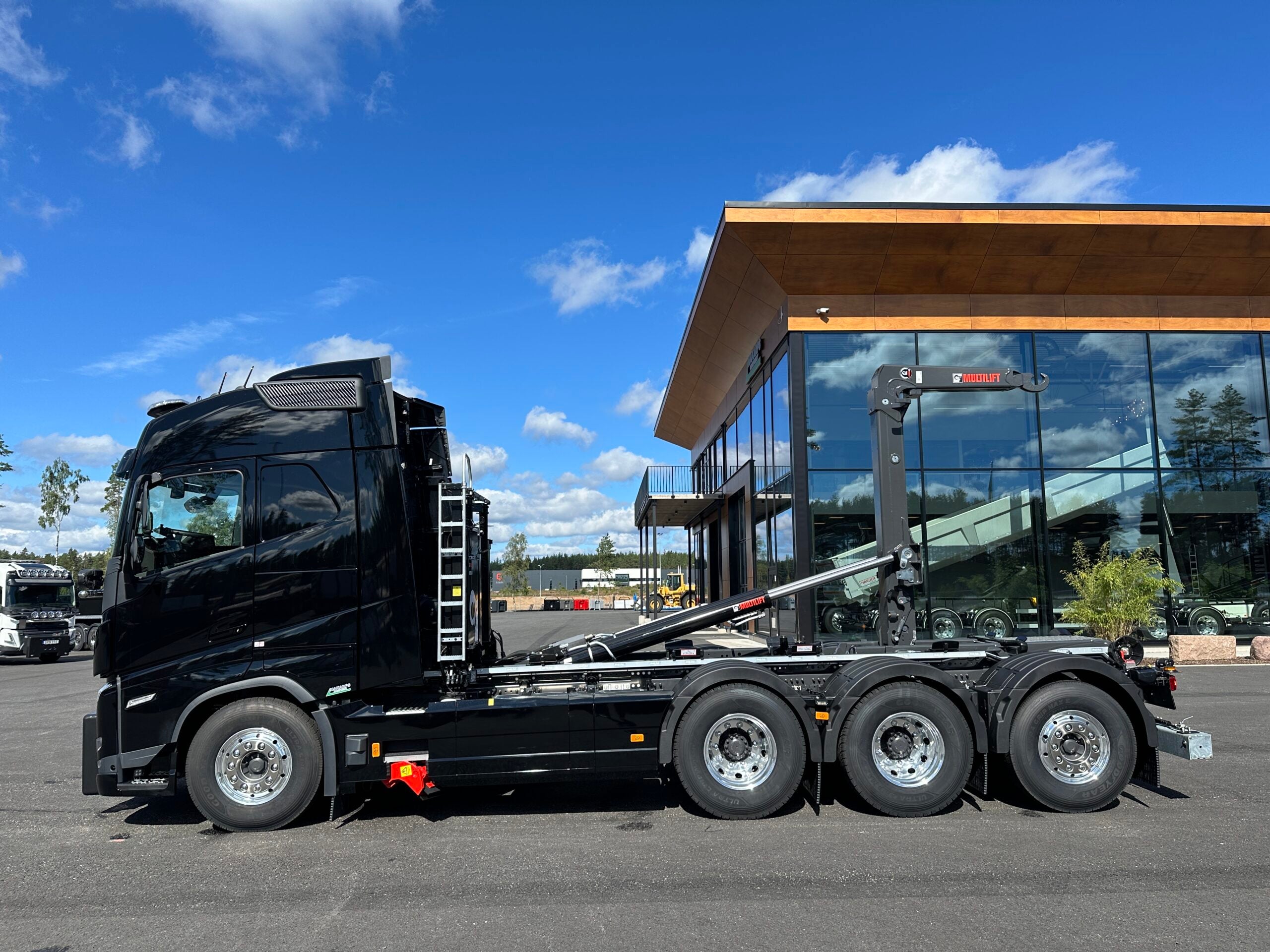 VOLVO FH16 550 Tridem lastväxlare fullt plogutrustad med underbett