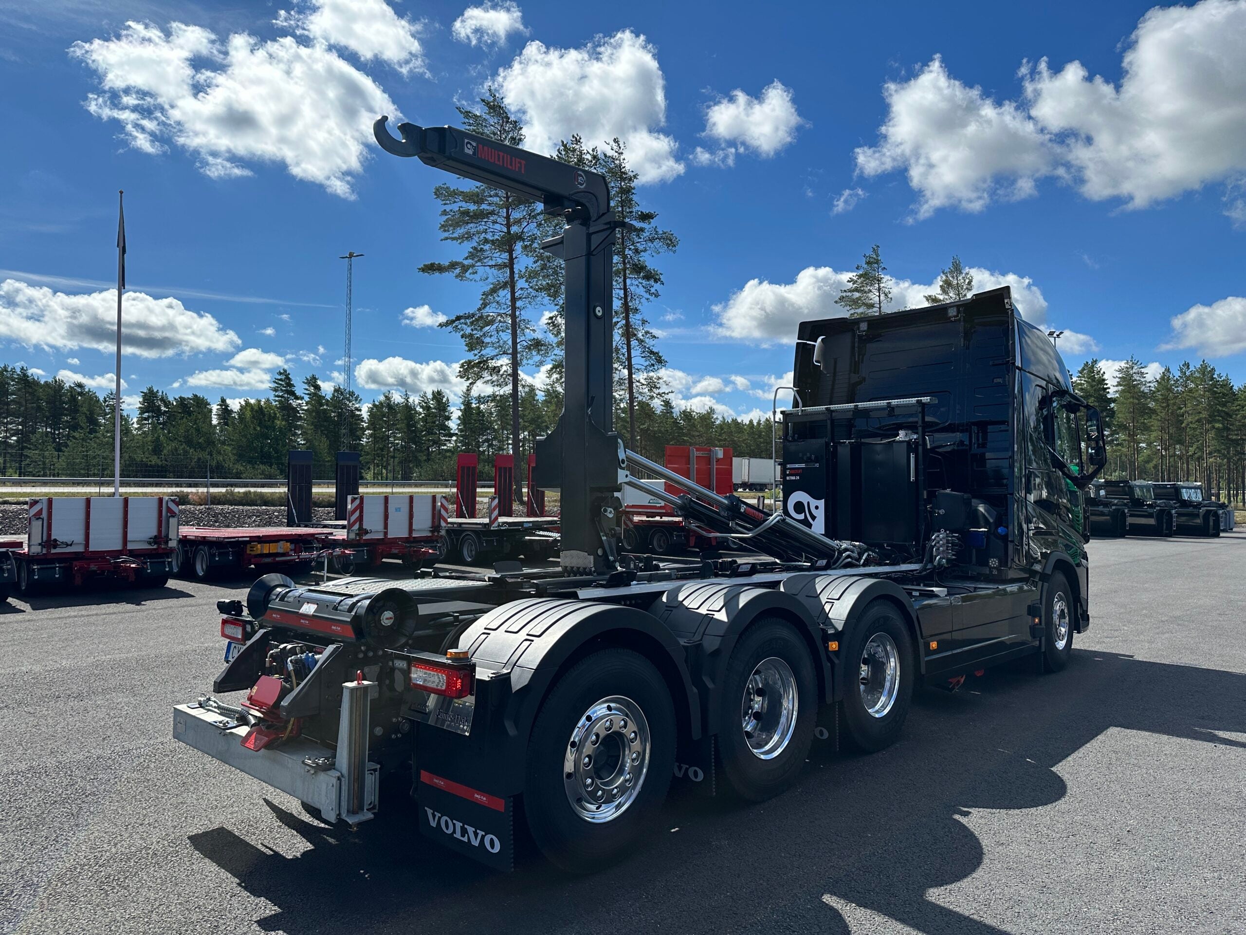 VOLVO FH16 550 Tridem lastväxlare fullt plogutrustad med underbett