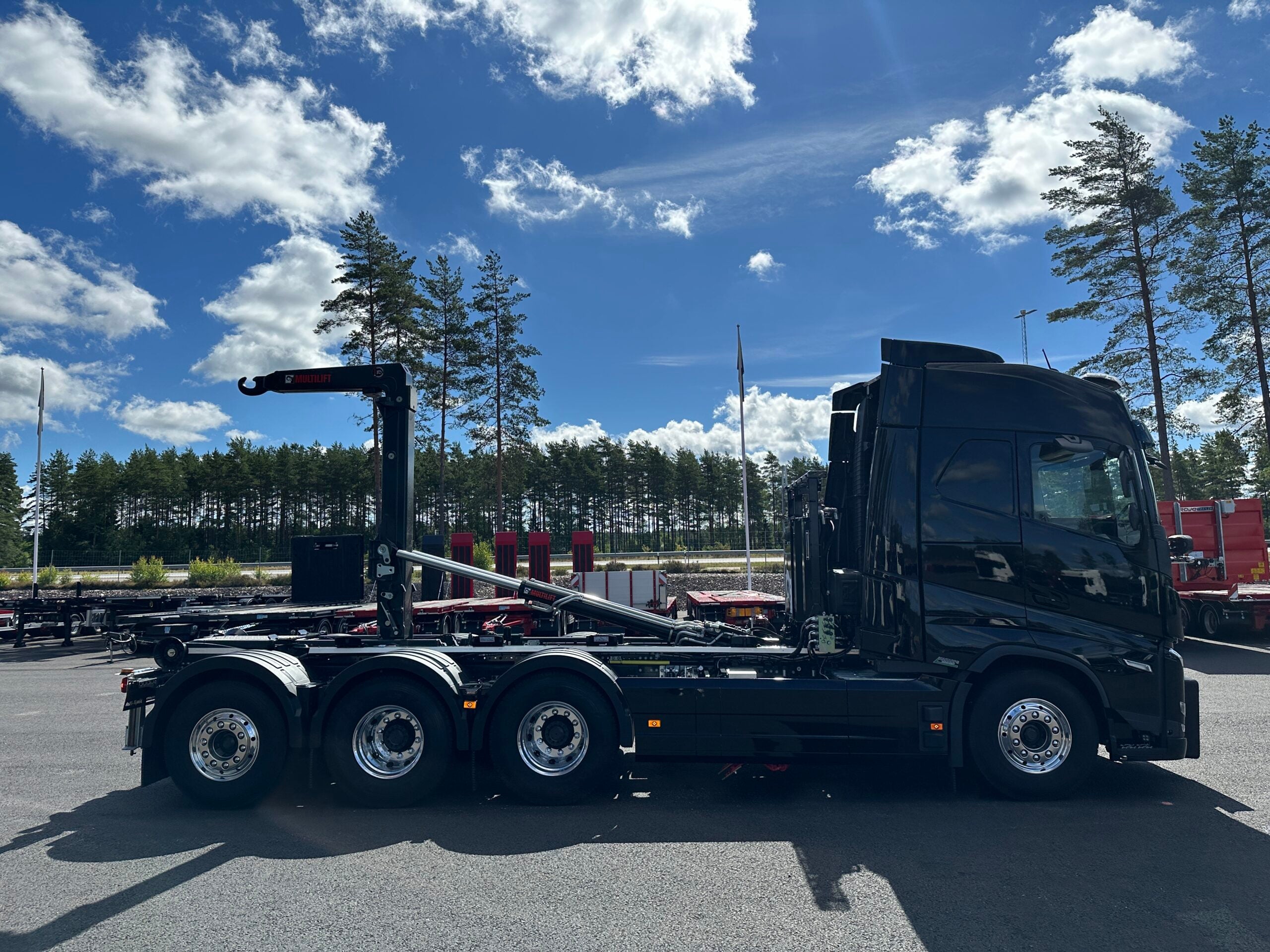 VOLVO FH16 550 Tridem lastväxlare fullt plogutrustad med underbett