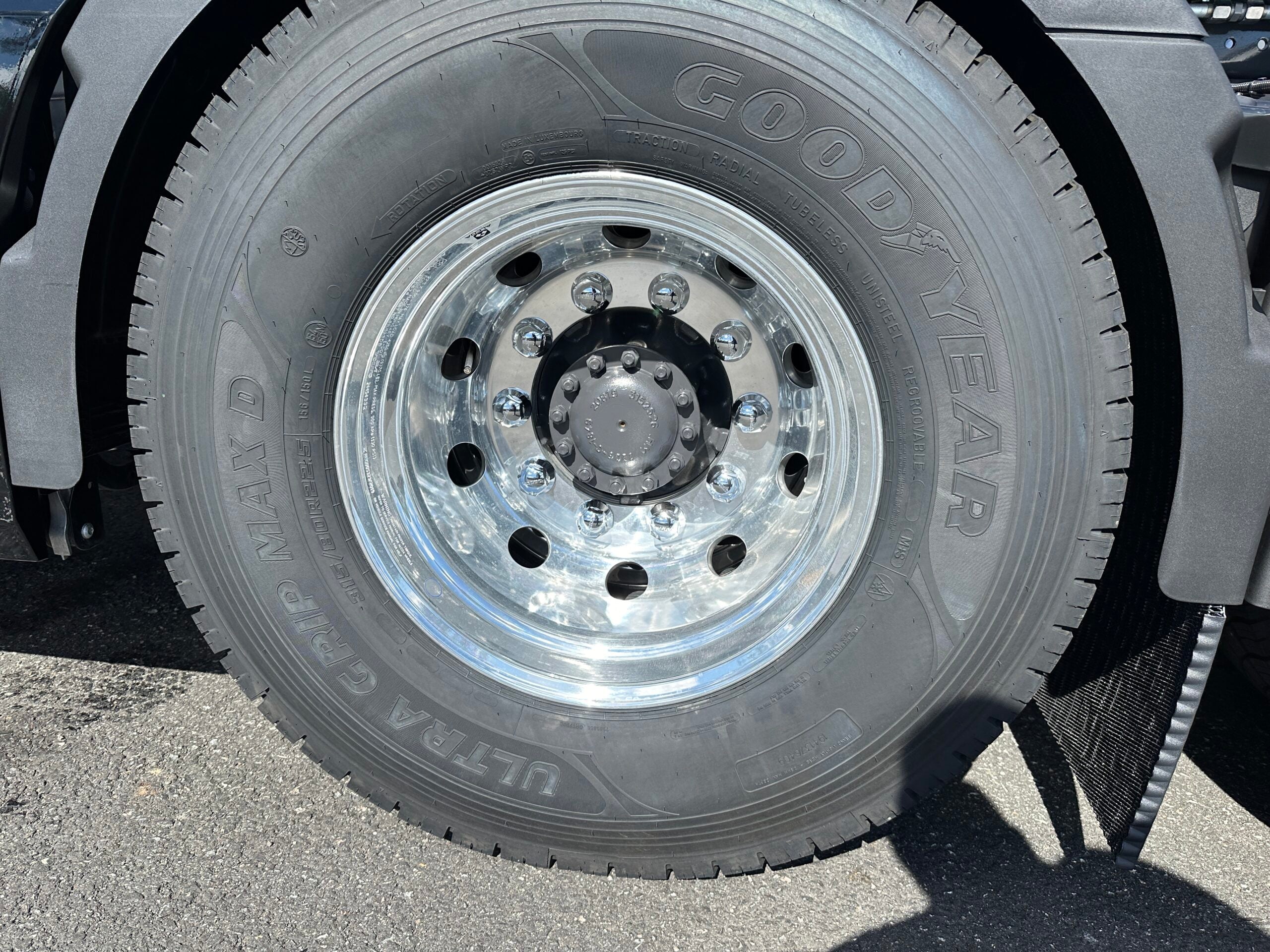 VOLVO FH16 550 Tridem lastväxlare fullt plogutrustad med underbett
