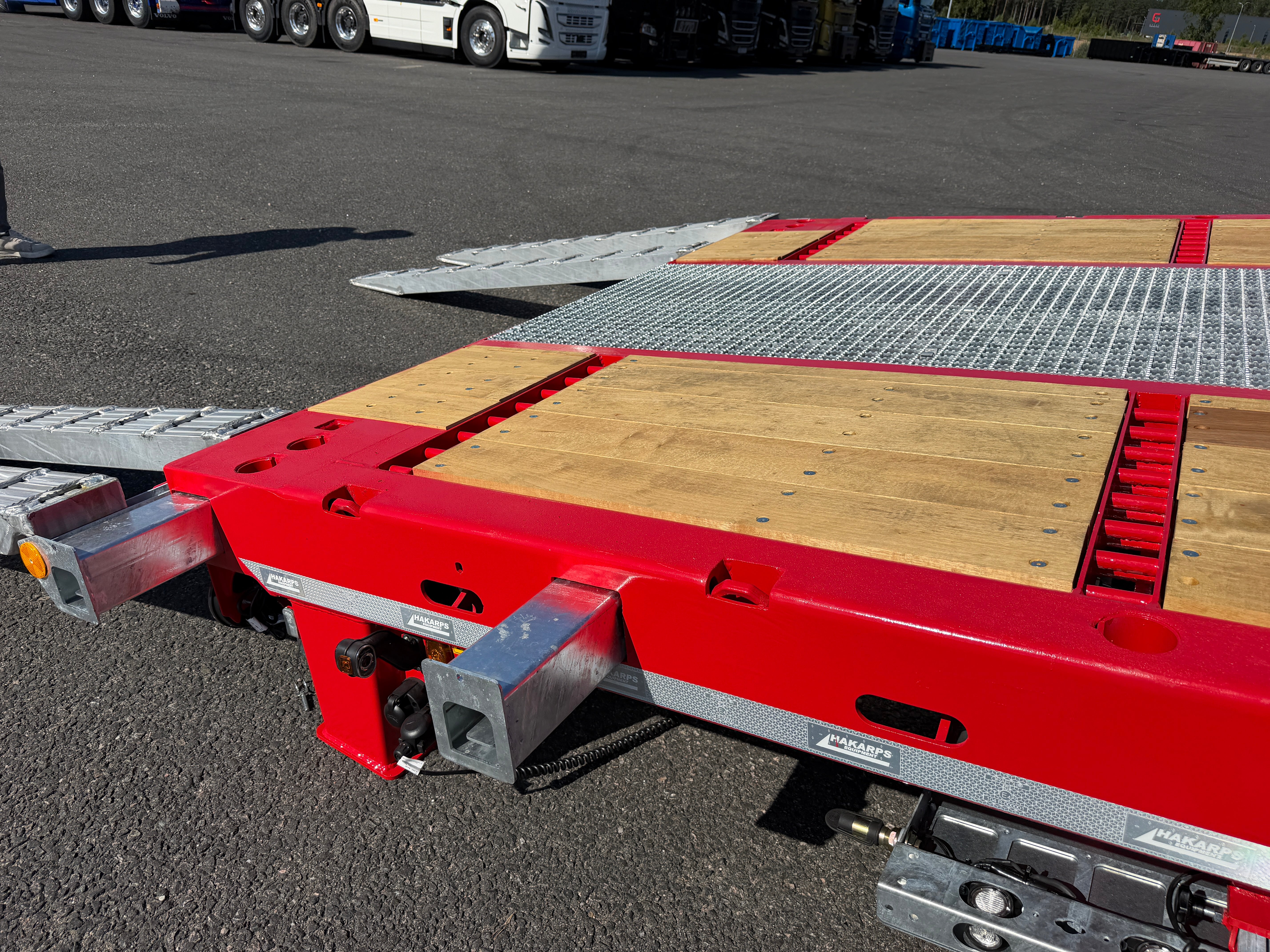 5 axlad 42 tons plan maskinvagn med uppvikbar ramp