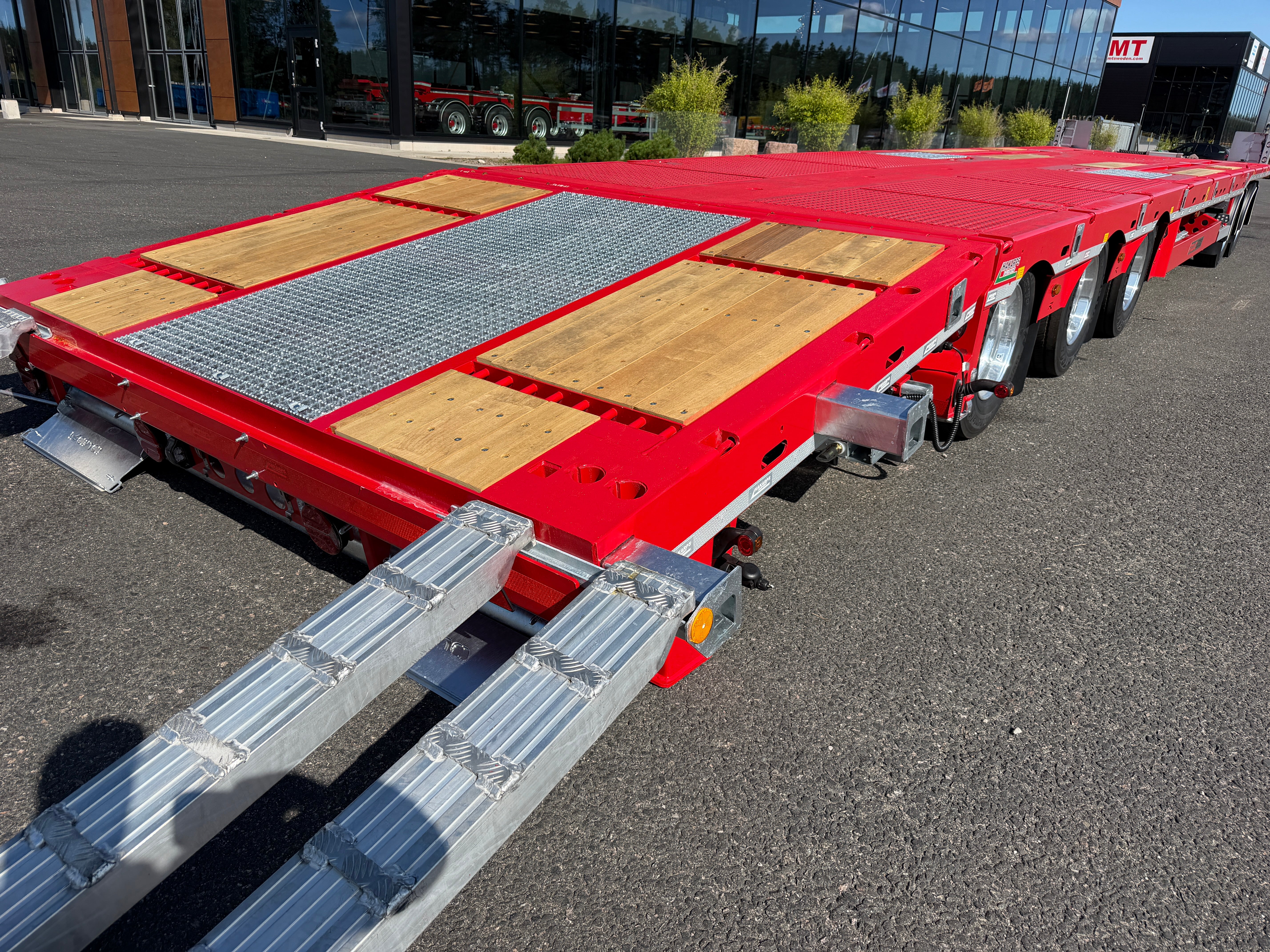 5 axlad 42 tons plan maskinvagn med uppvikbar ramp