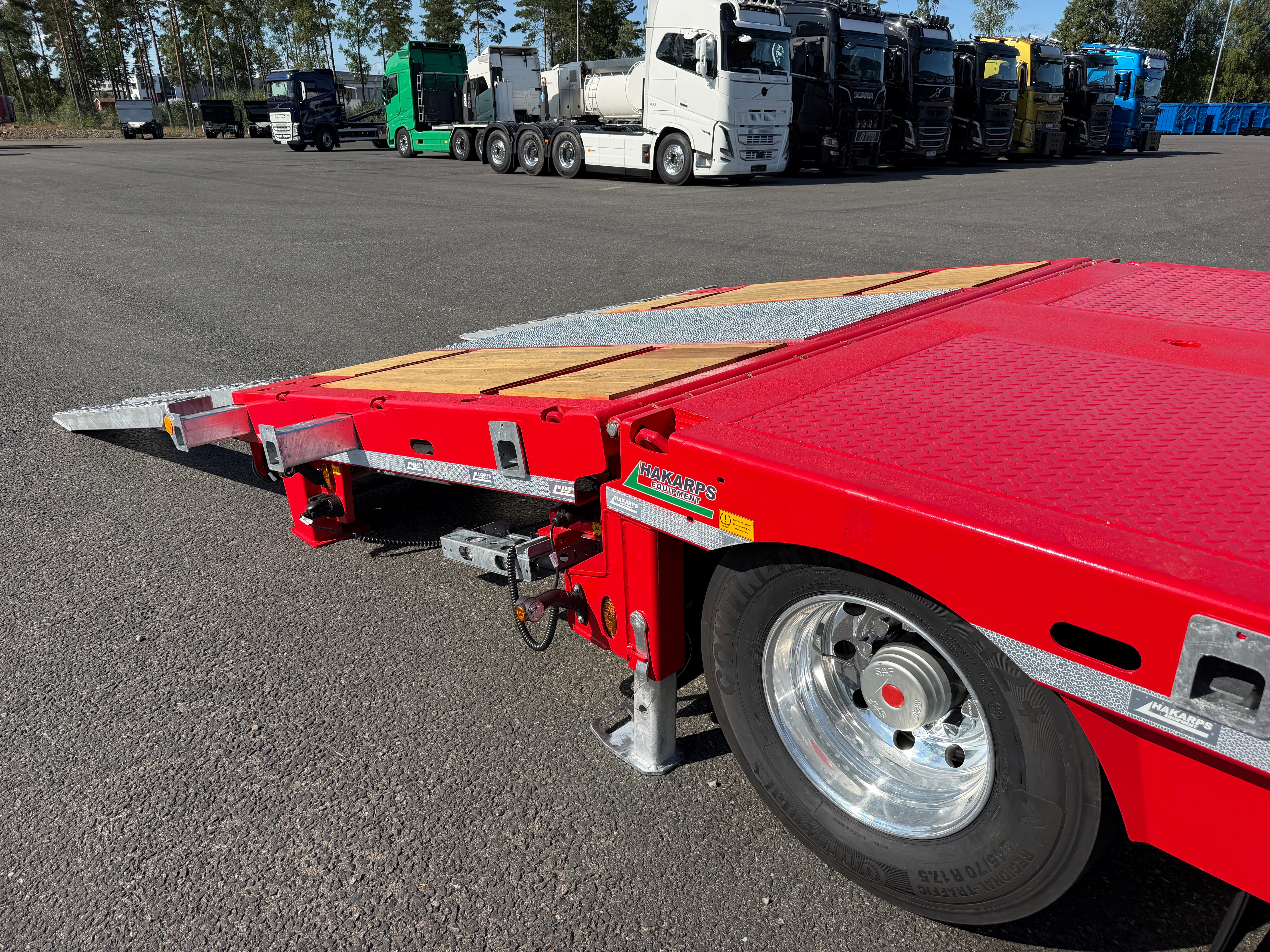 5 axlad 42 tons plan maskinvagn med uppvikbar ramp
