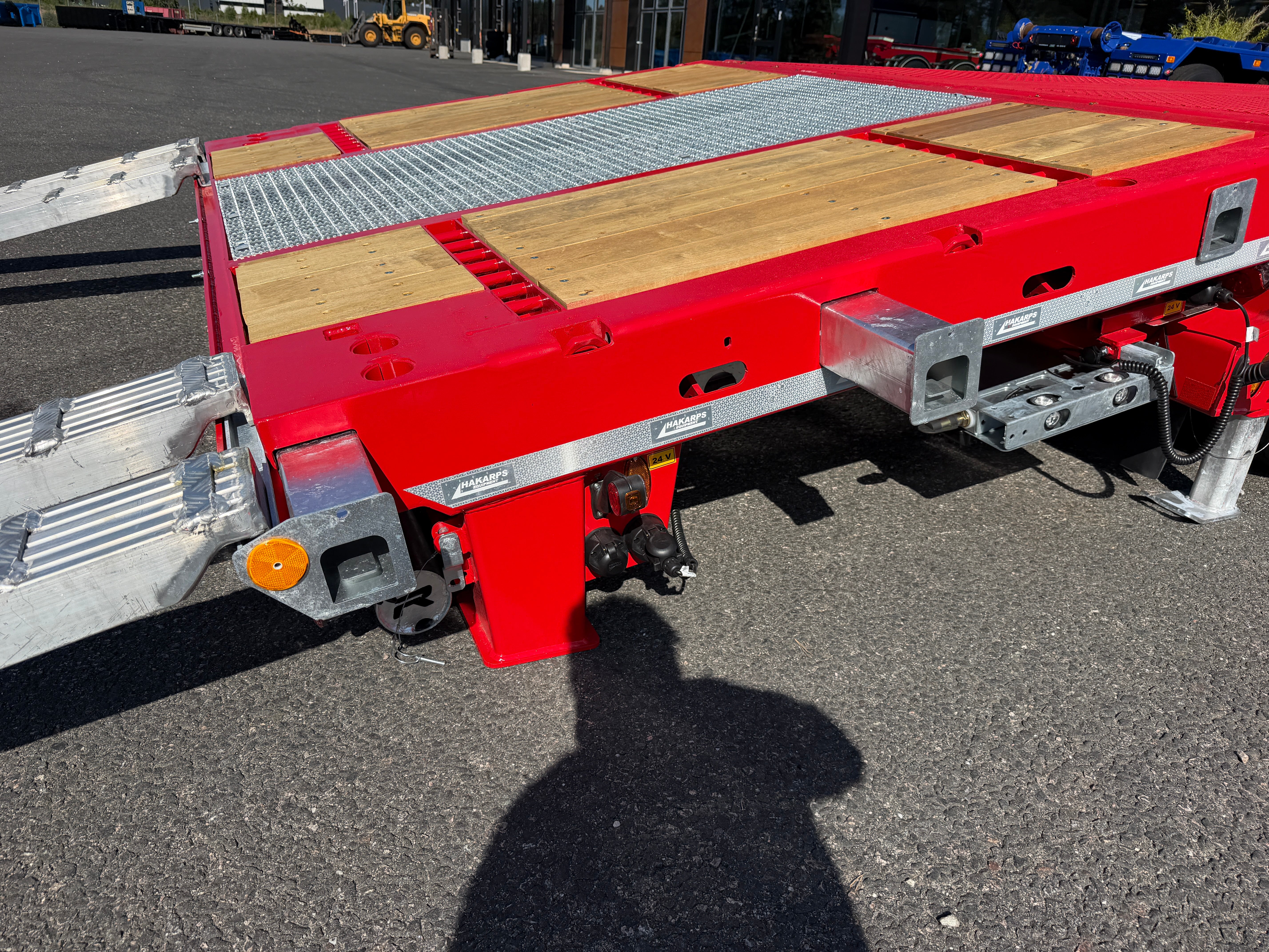 5 axlad 42 tons plan maskinvagn med uppvikbar ramp