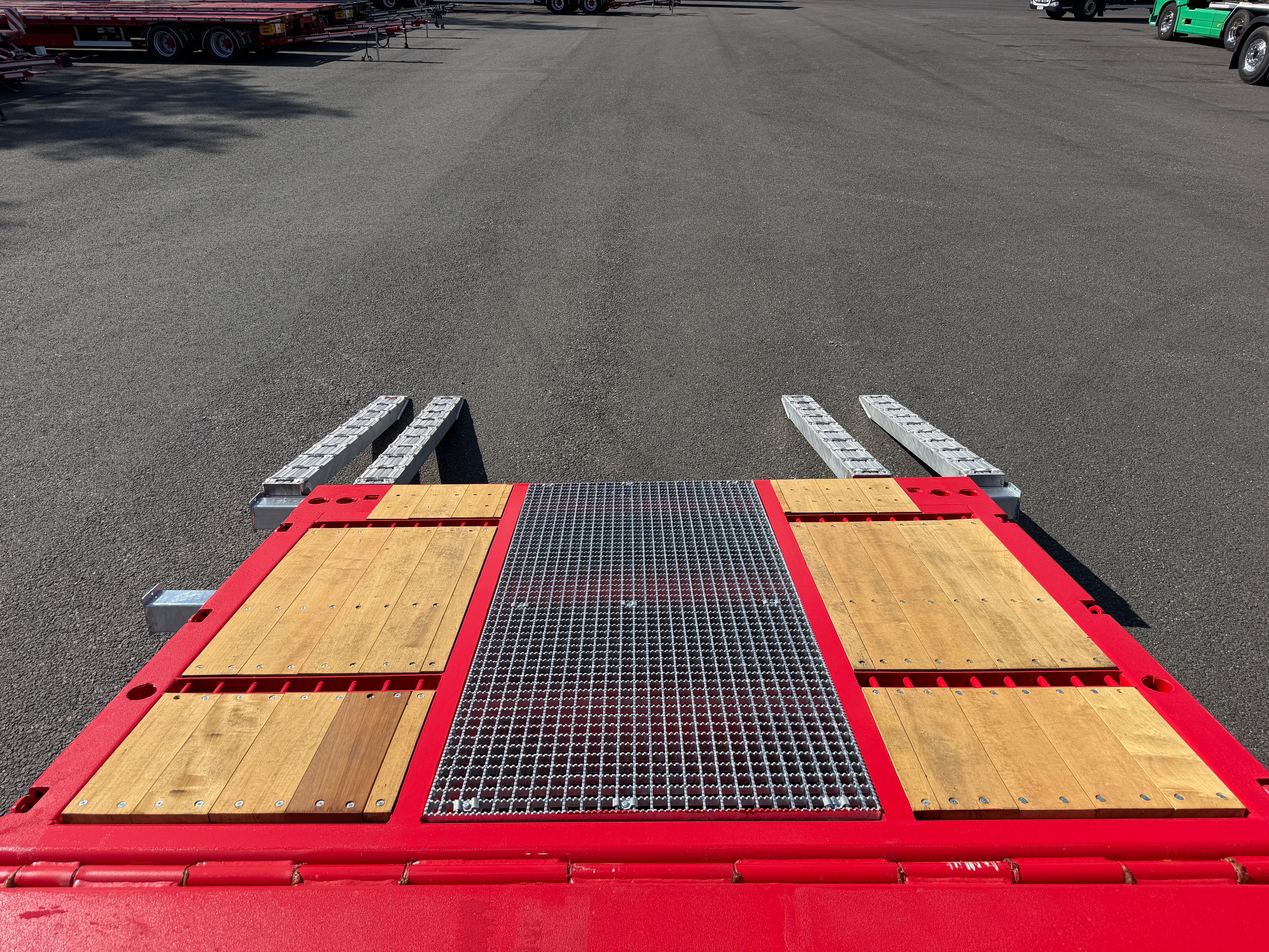 5 axlad 42 tons plan maskinvagn med uppvikbar ramp