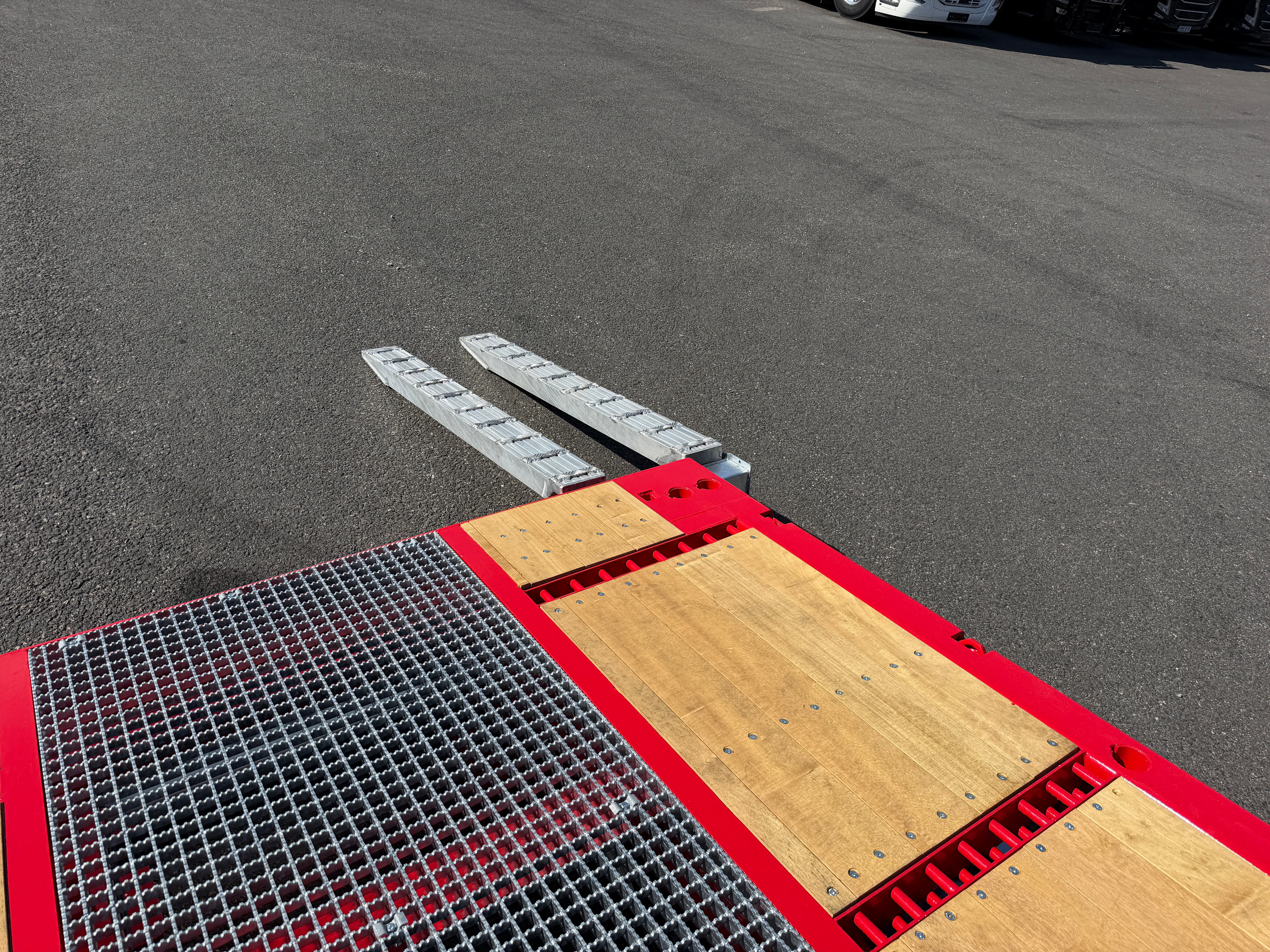 5 axlad 42 tons plan maskinvagn med uppvikbar ramp