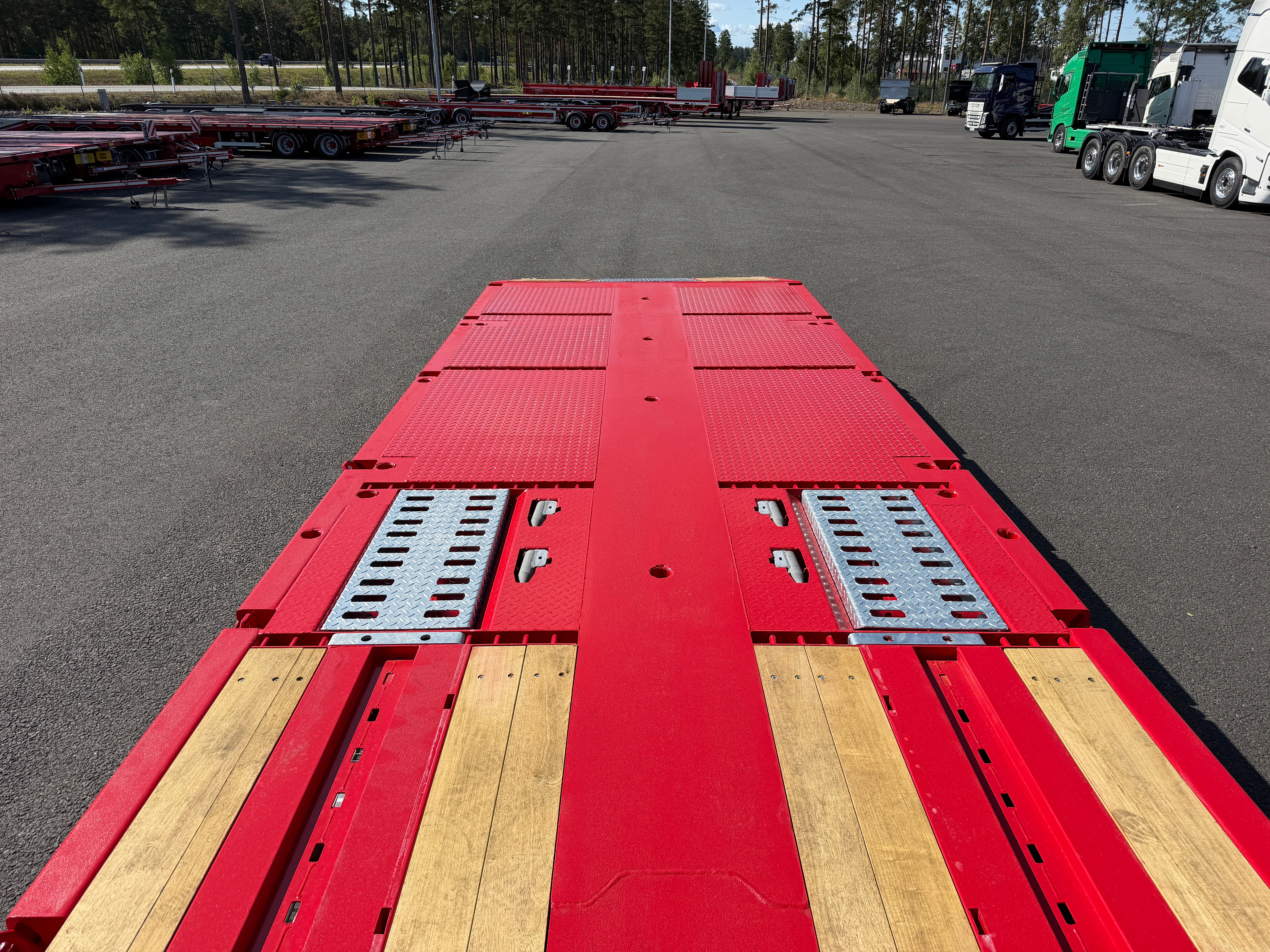 5 axlad 42 tons plan maskinvagn med uppvikbar ramp