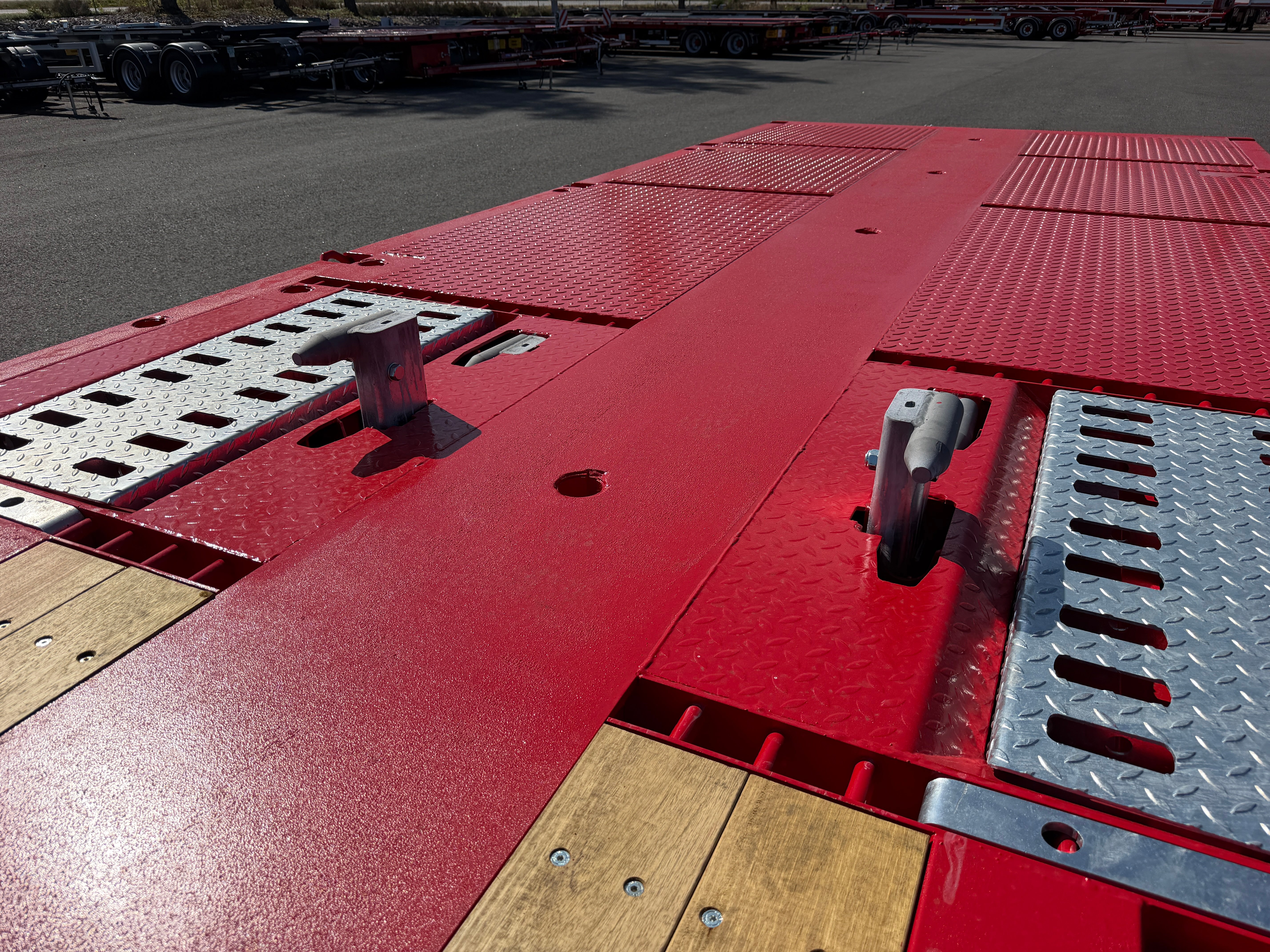 5 axlad 42 tons plan maskinvagn med uppvikbar ramp