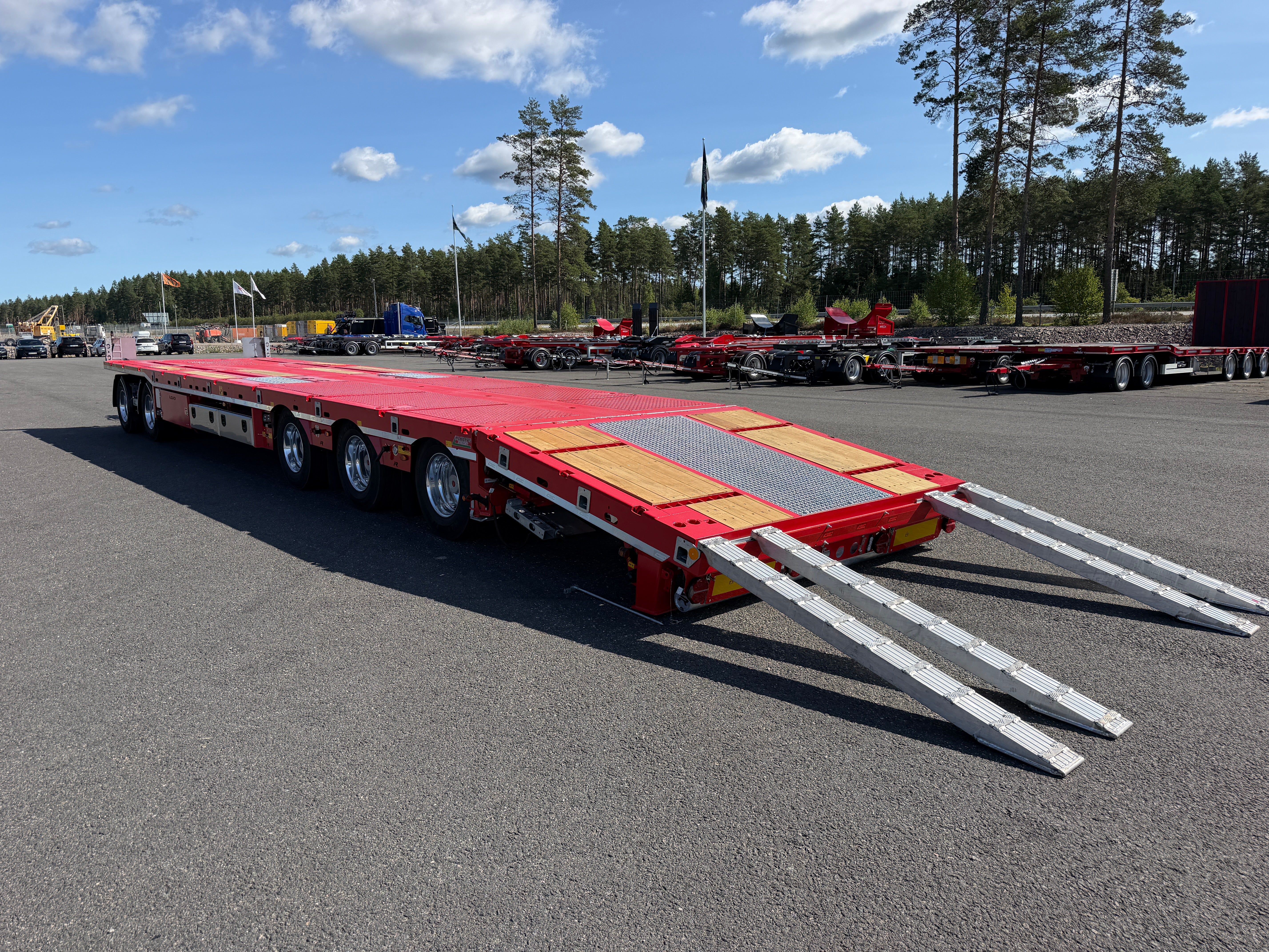 5 axlad 42 tons plan maskinvagn med uppvikbar ramp