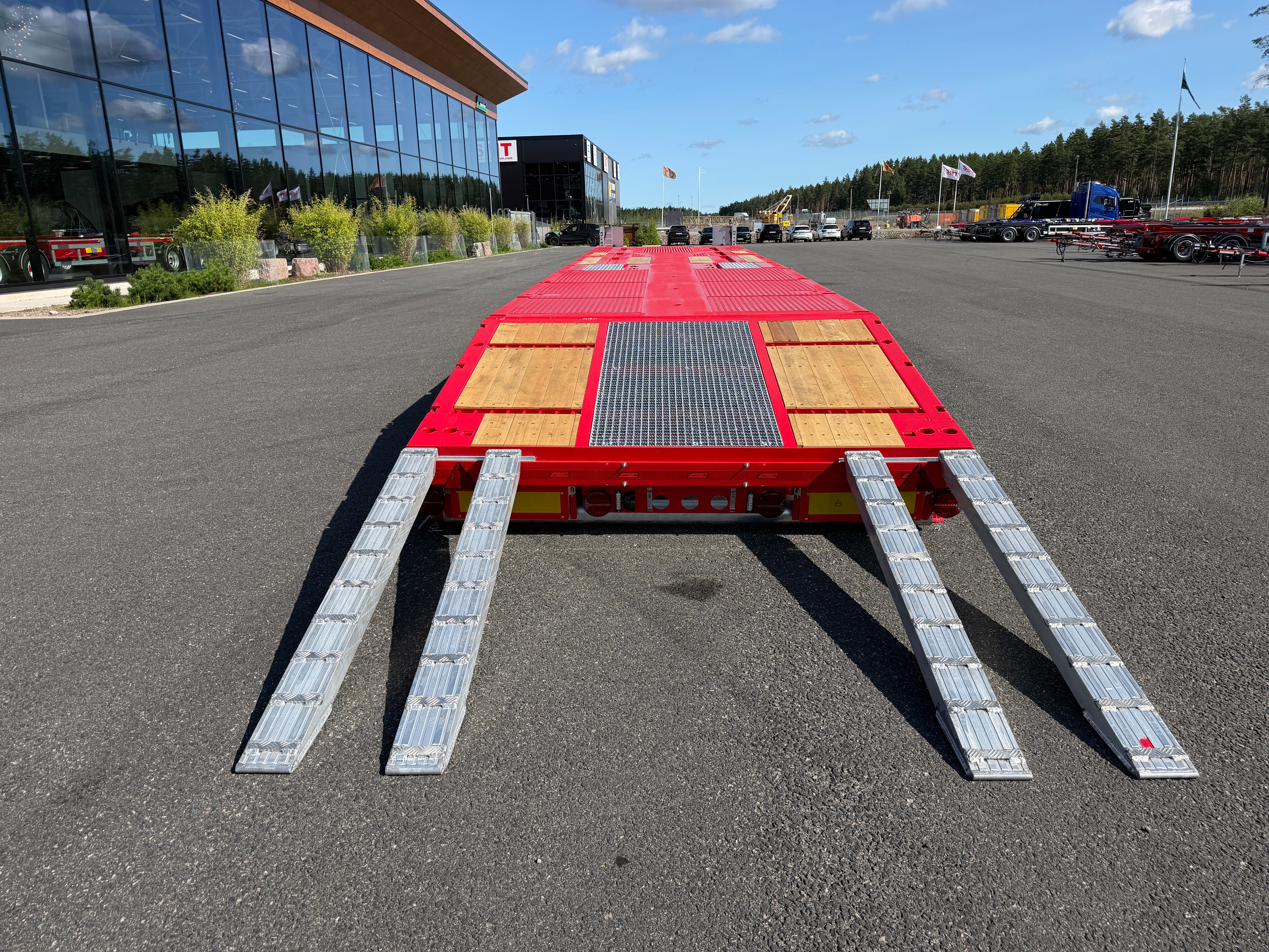 5 axlad 42 tons plan maskinvagn med uppvikbar ramp