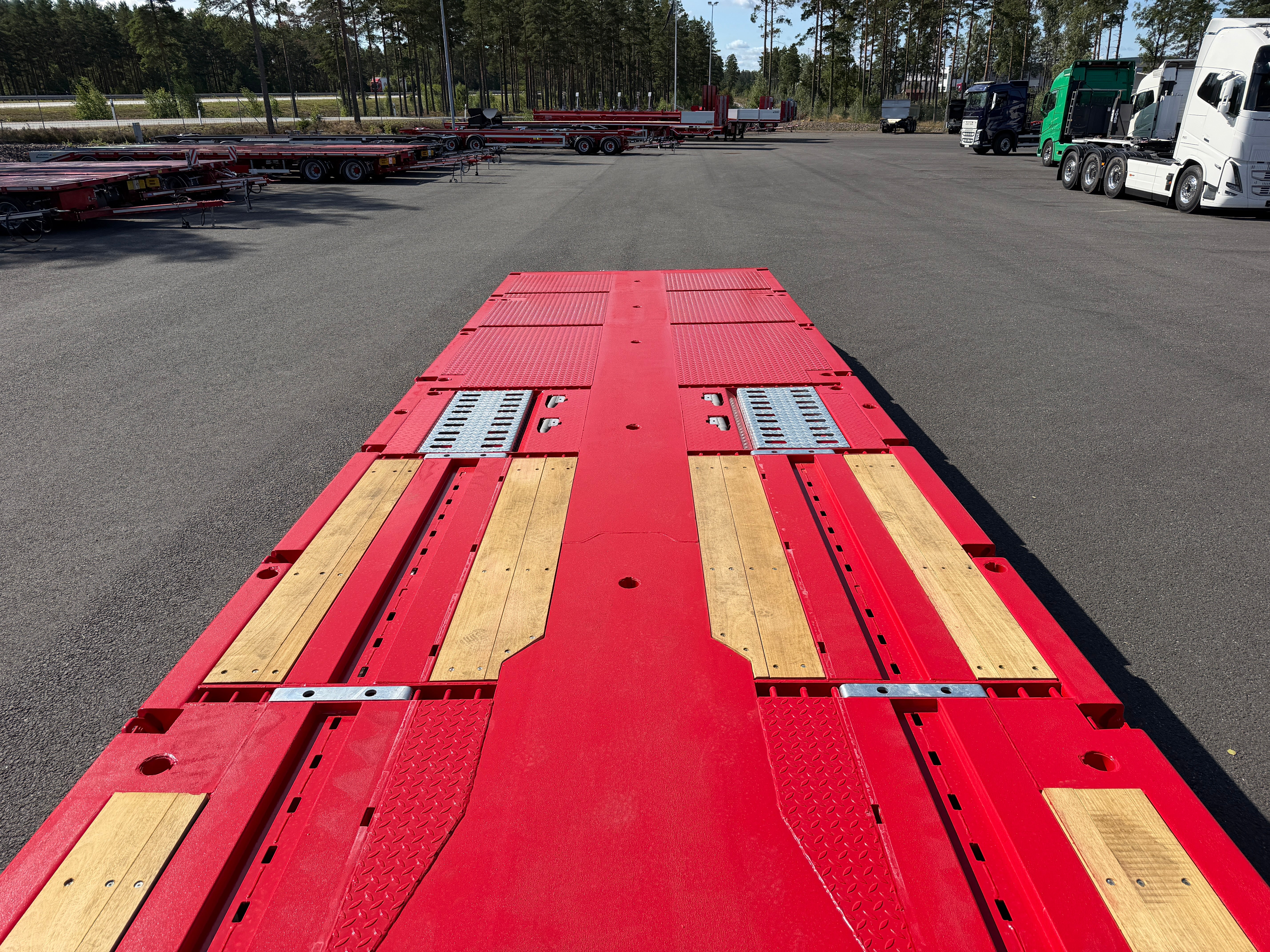 5 axlad 42 tons plan maskinvagn med uppvikbar ramp