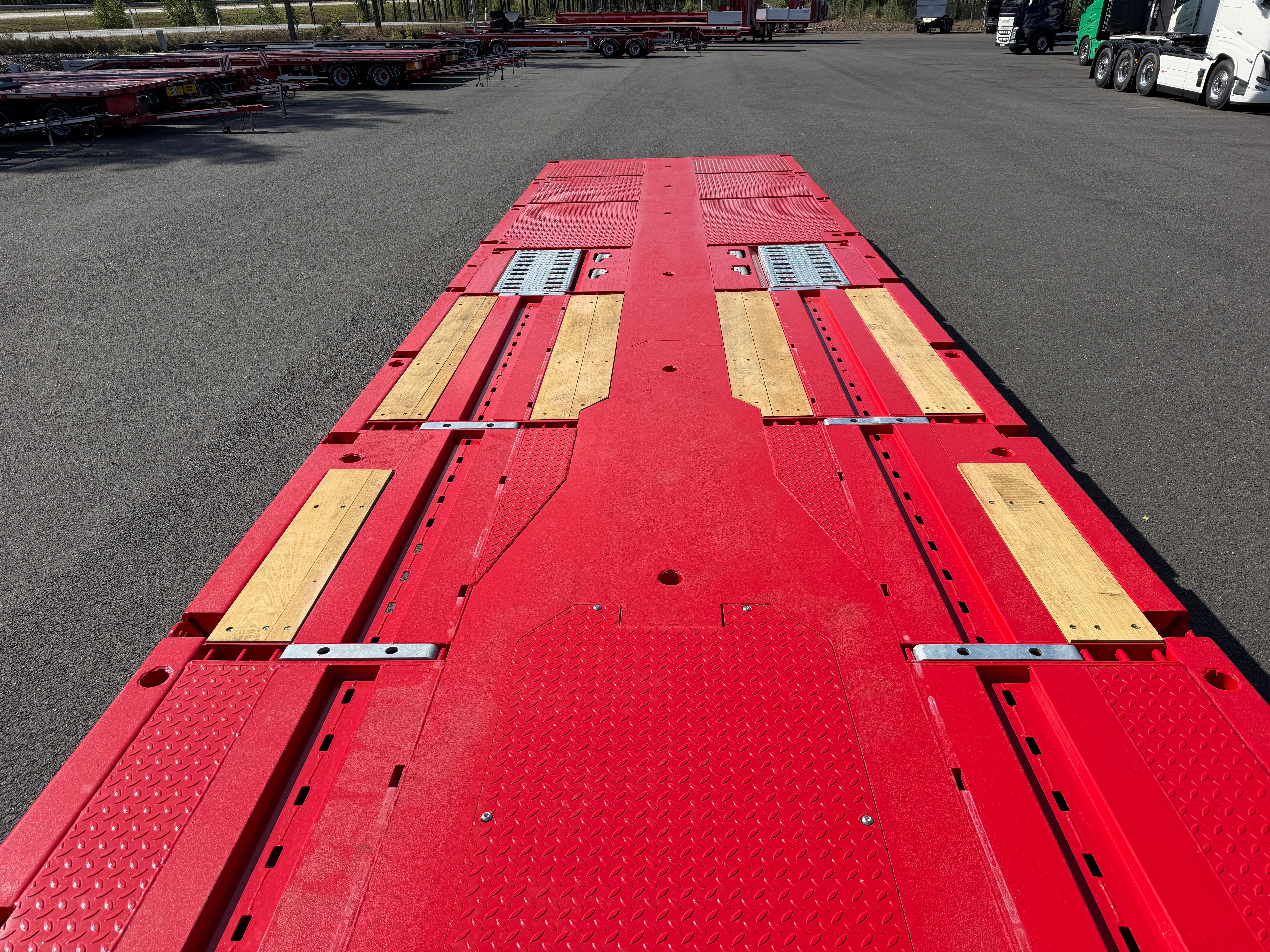 5 axlad 42 tons plan maskinvagn med uppvikbar ramp