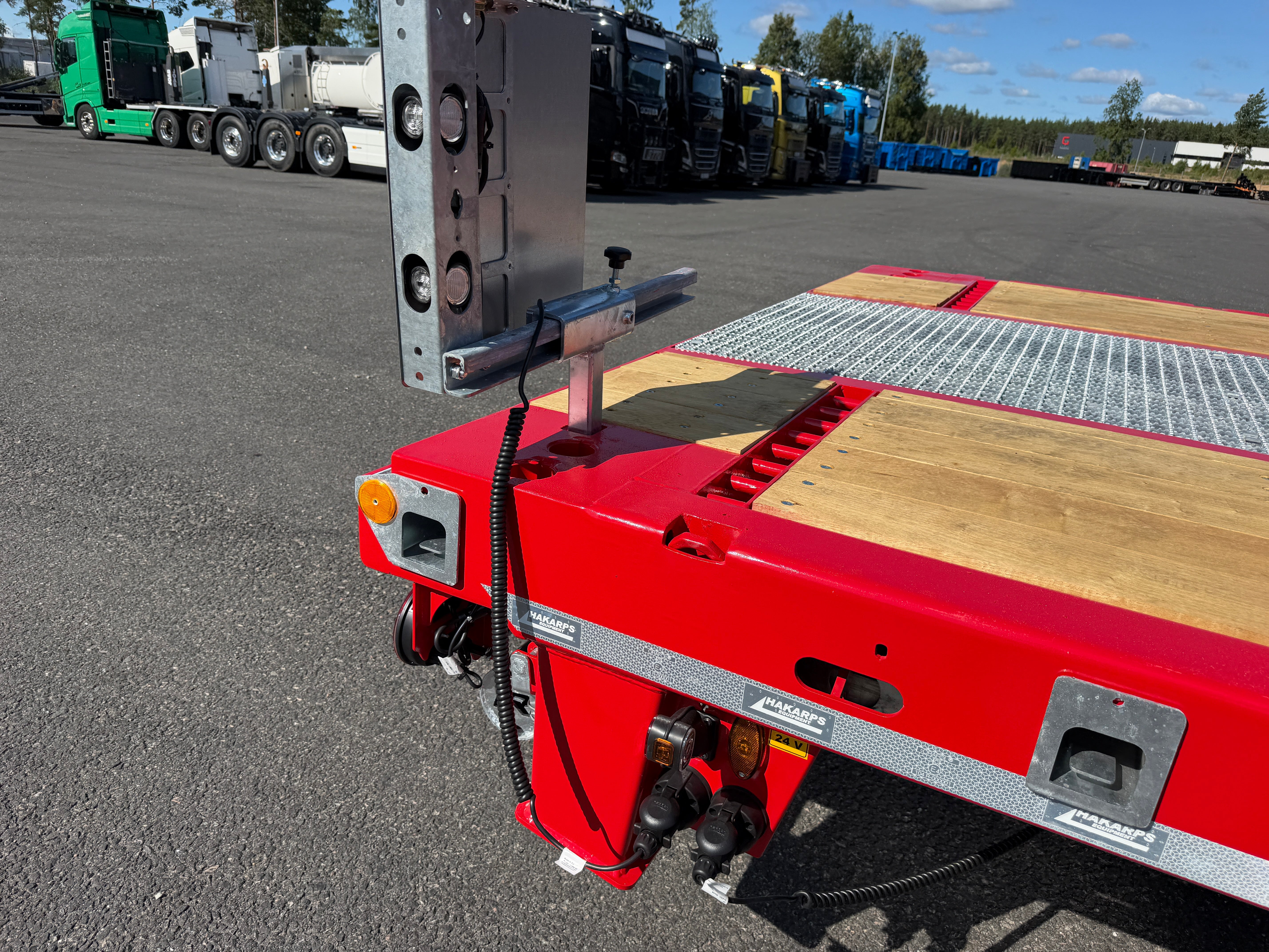 5 axlad 42 tons plan maskinvagn med uppvikbar ramp