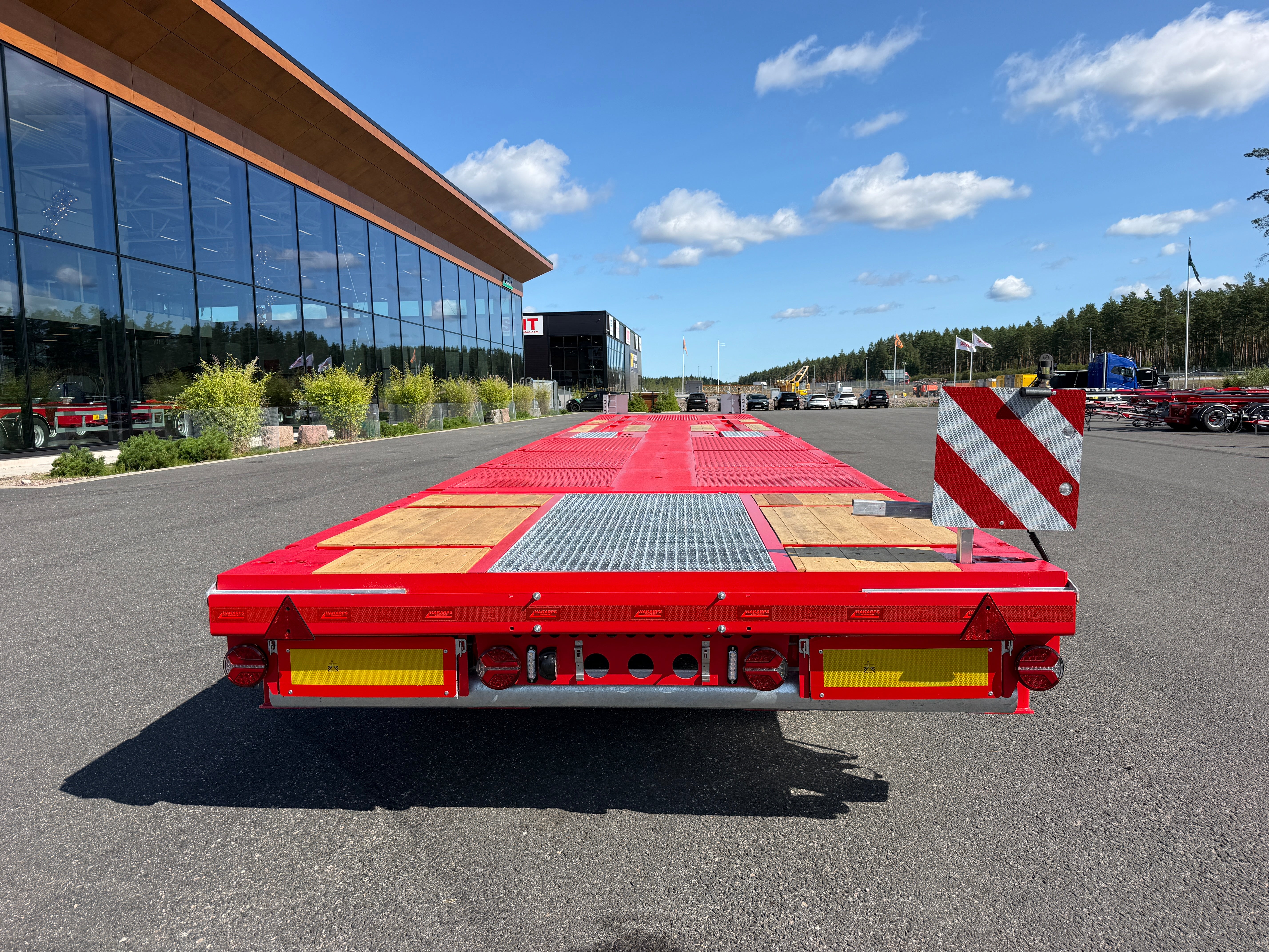 5 axlad 42 tons plan maskinvagn med uppvikbar ramp