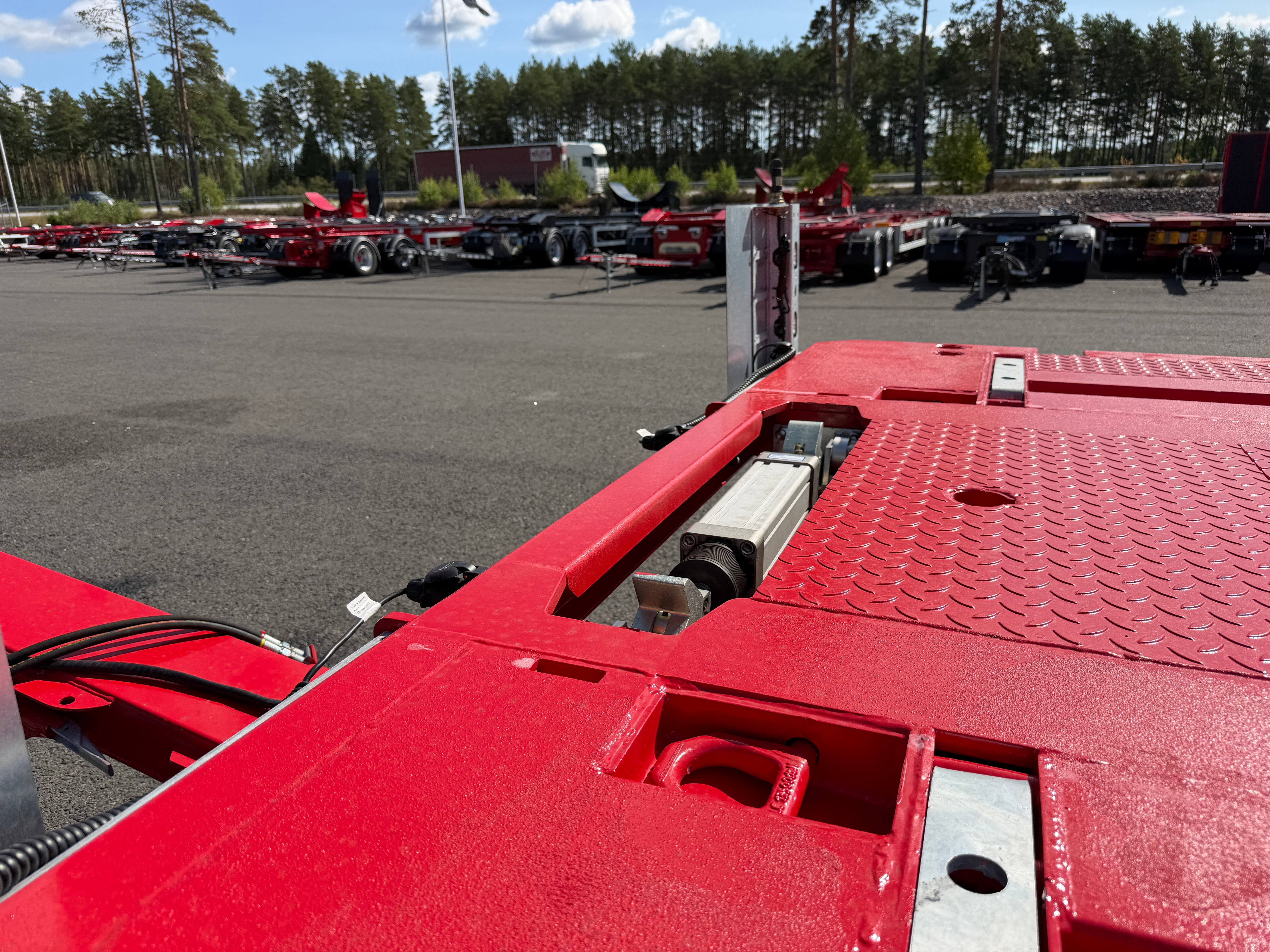 5 axlad 42 tons plan maskinvagn med uppvikbar ramp