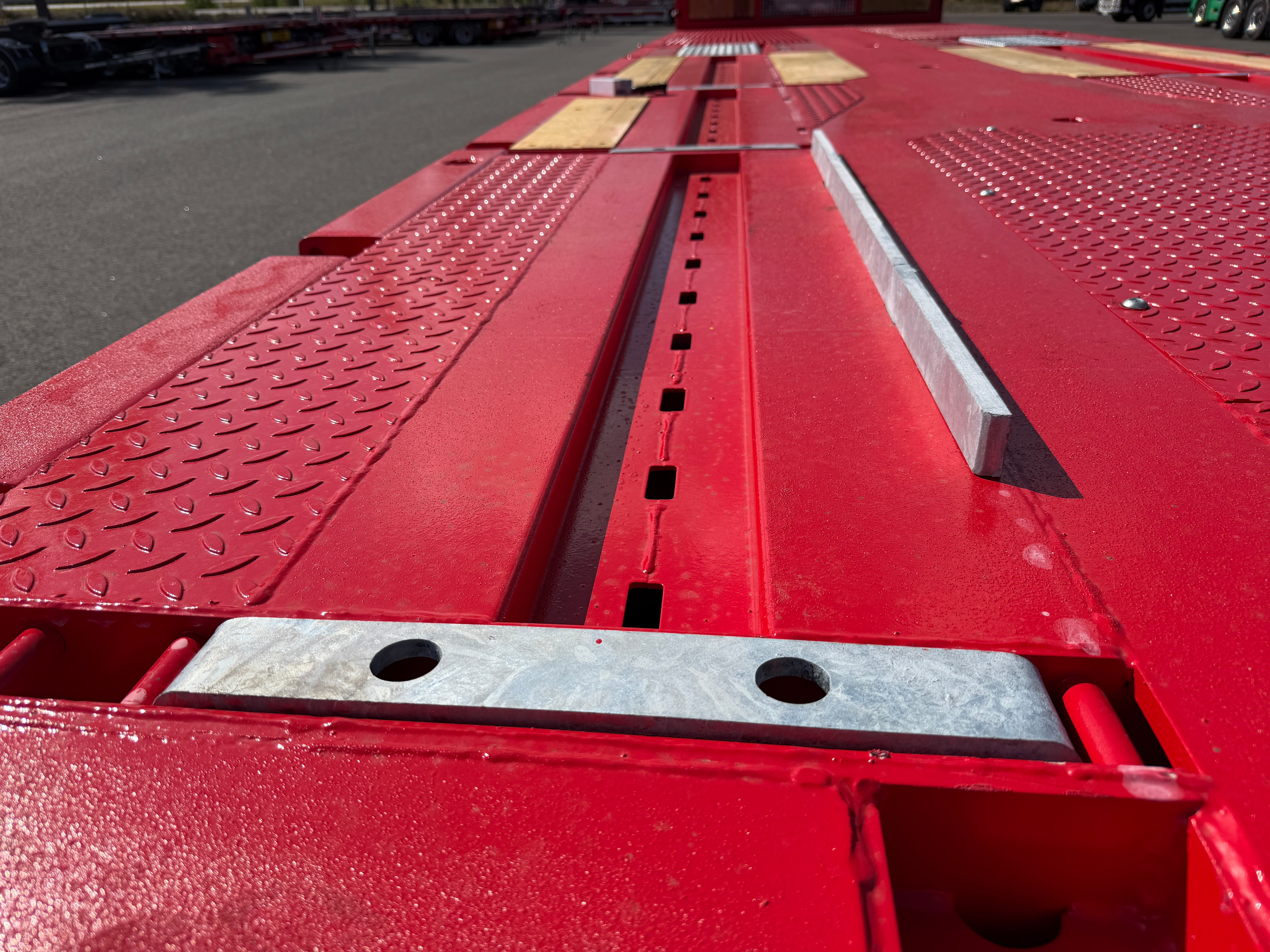 5 axlad 42 tons plan maskinvagn med uppvikbar ramp
