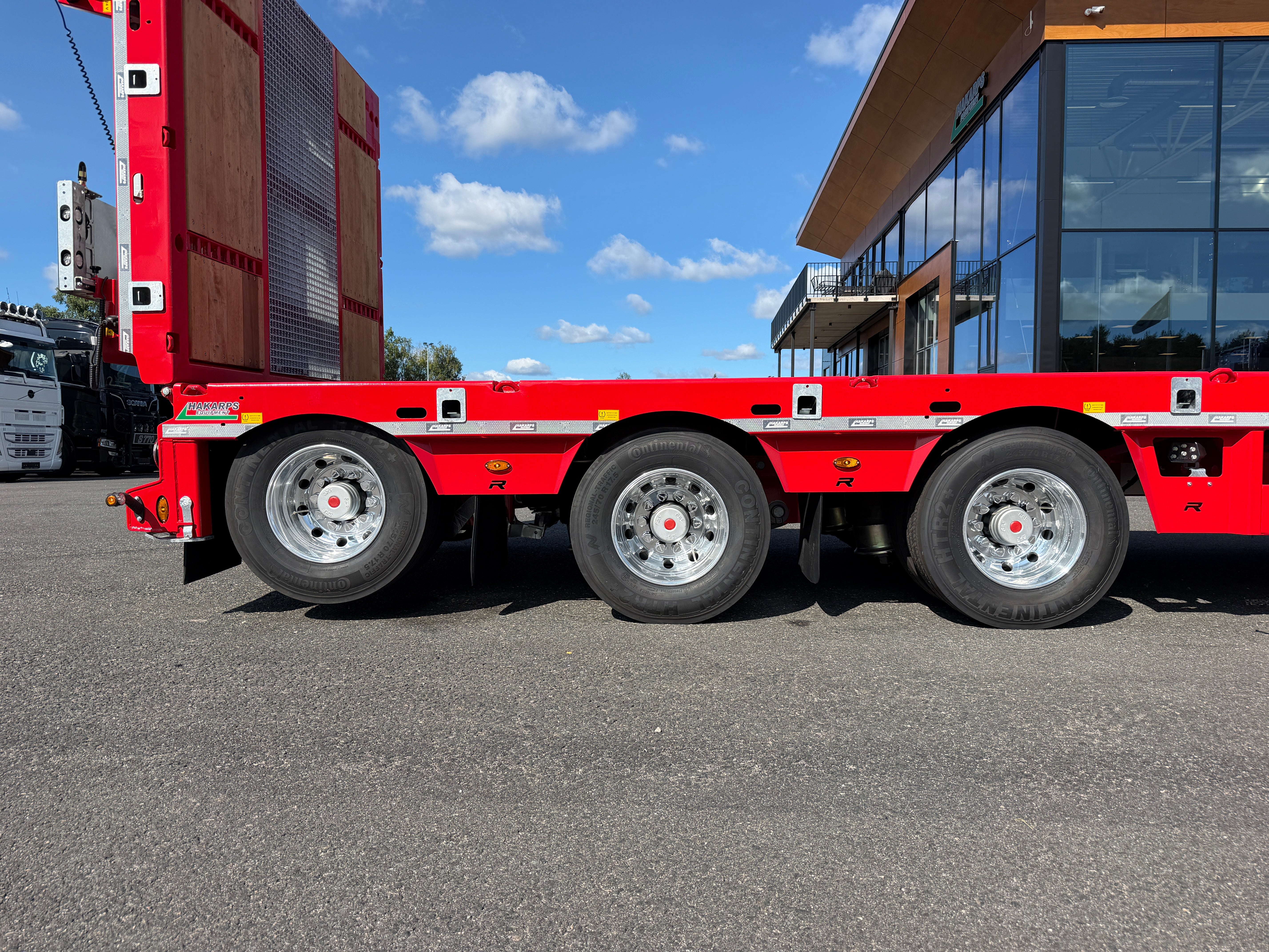 5 axlad 42 tons plan maskinvagn med uppvikbar ramp