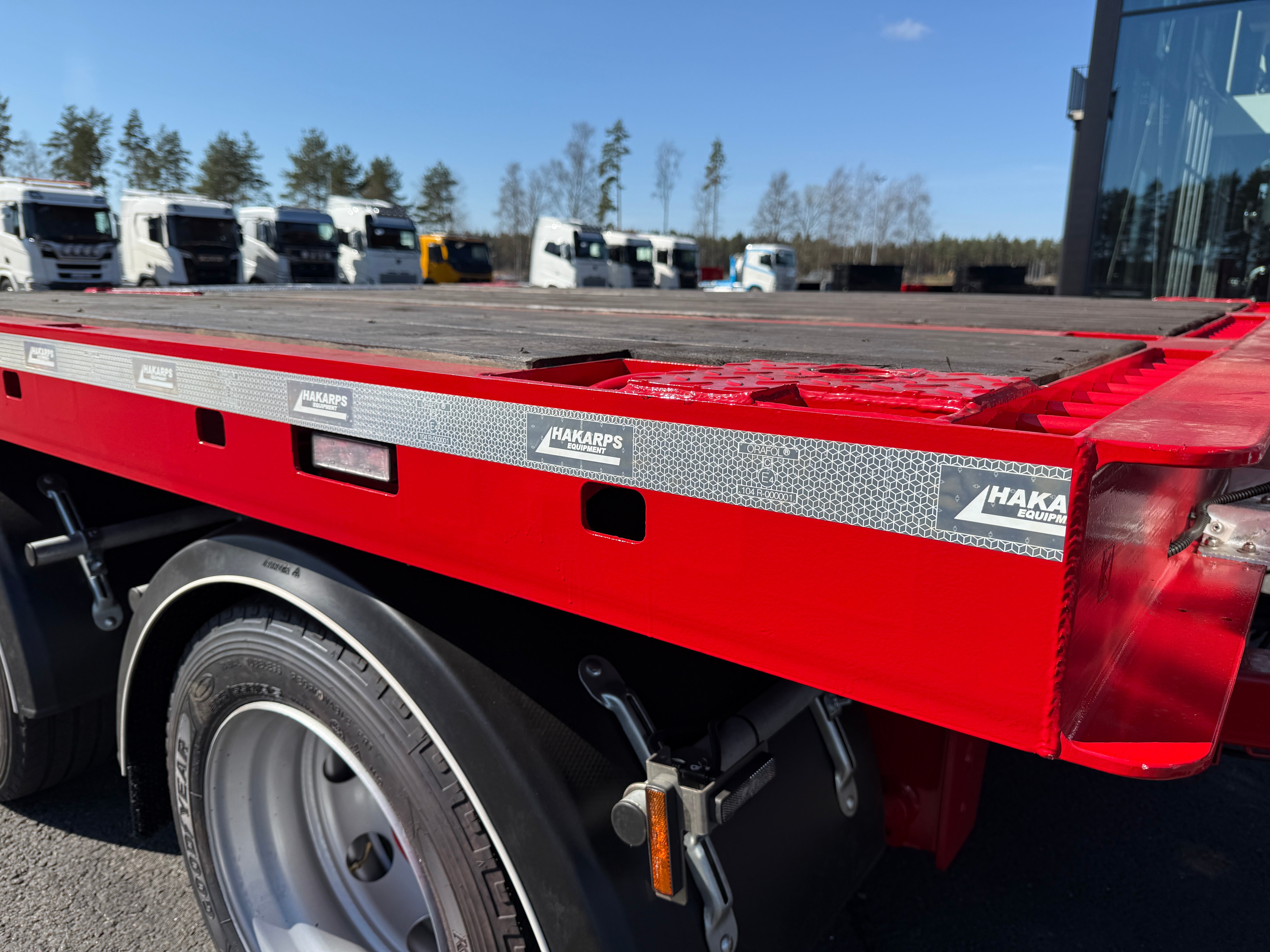 4 axlad 38 tons maskinvagn med hjulfickor och hydrauliska ramper
