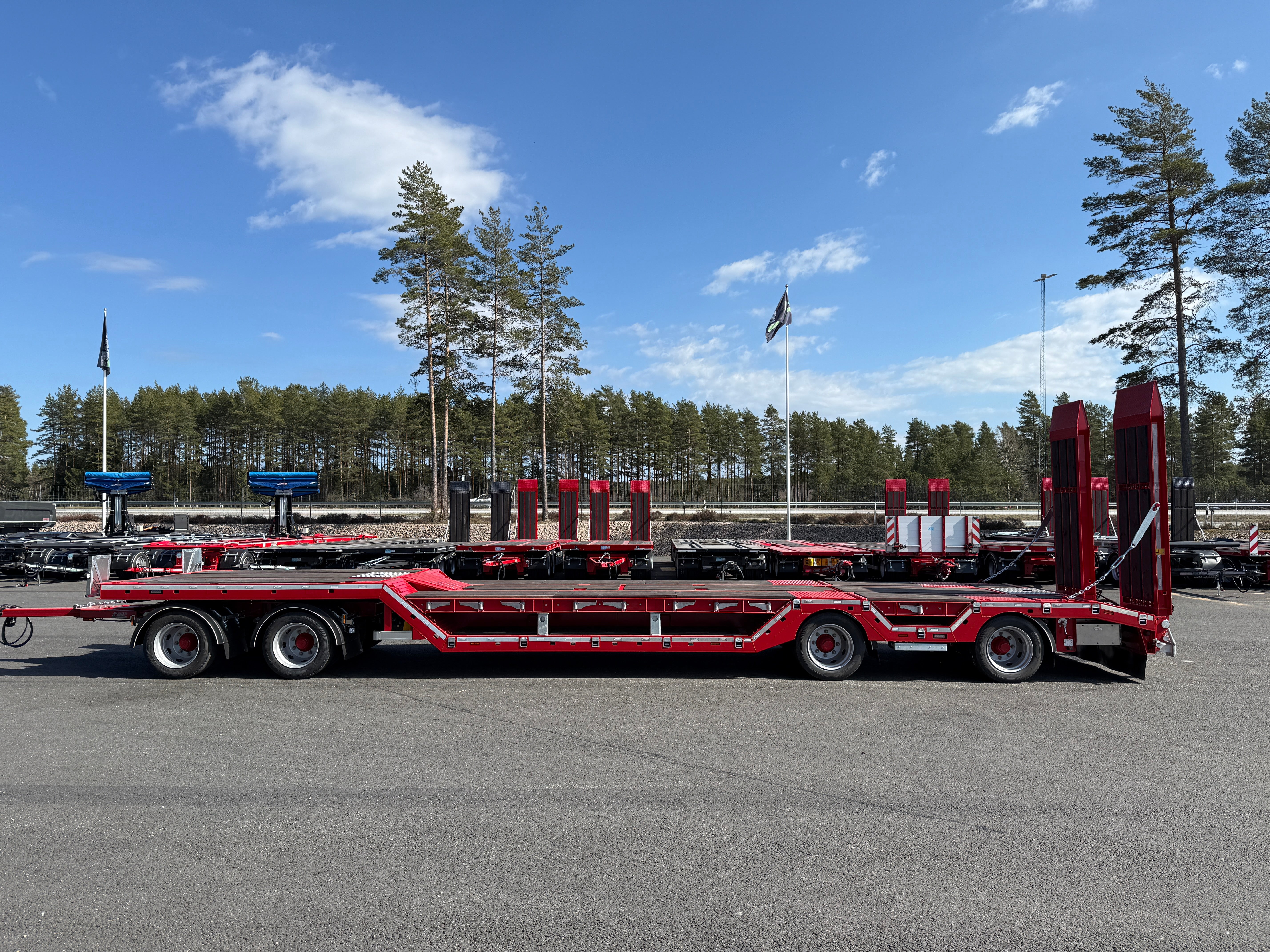 4 axlad 38 tons maskinvagn med hjulfickor och hydrauliska ramper