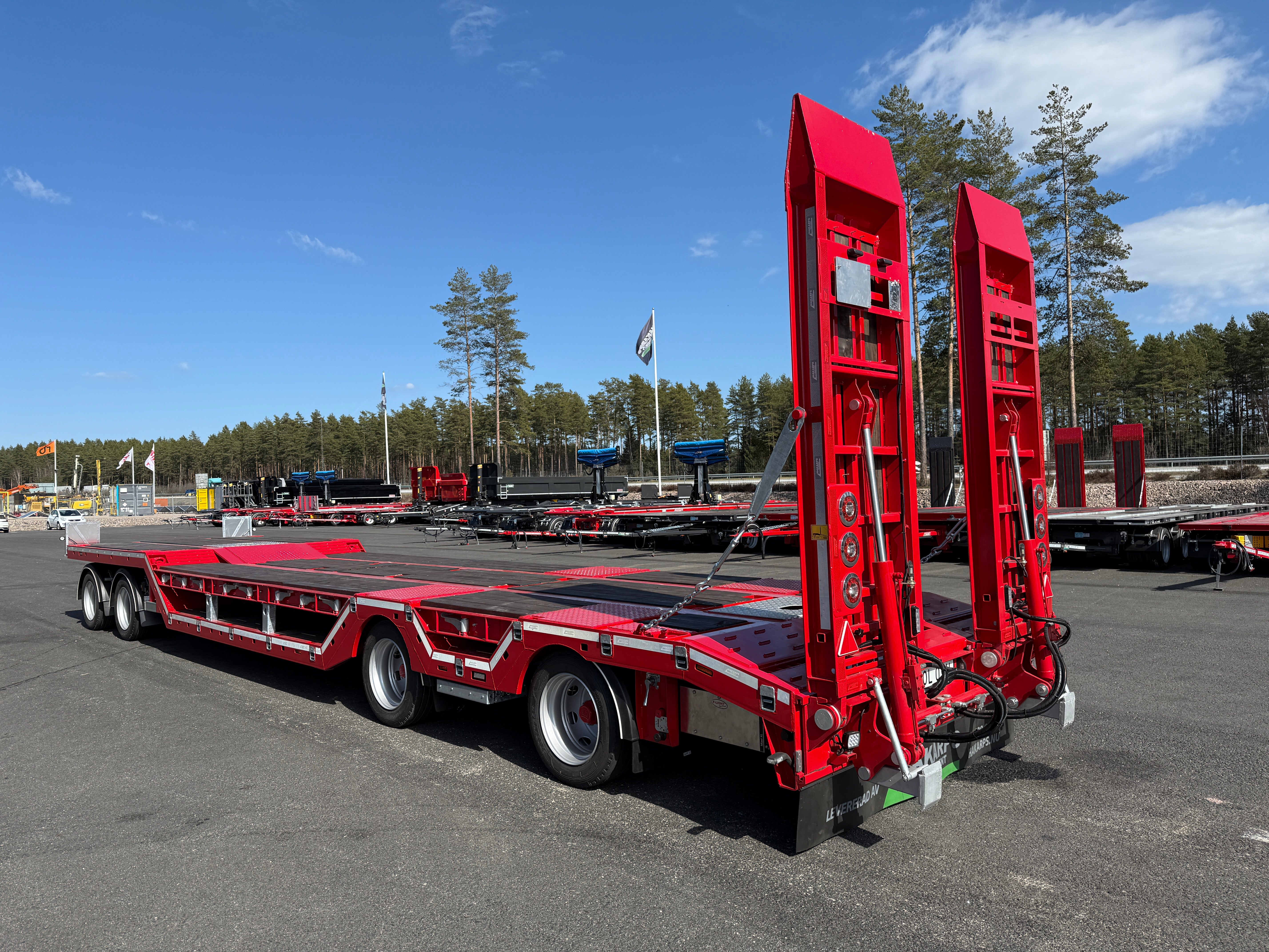 4 axlad 38 tons maskinvagn med hjulfickor och hydrauliska ramper