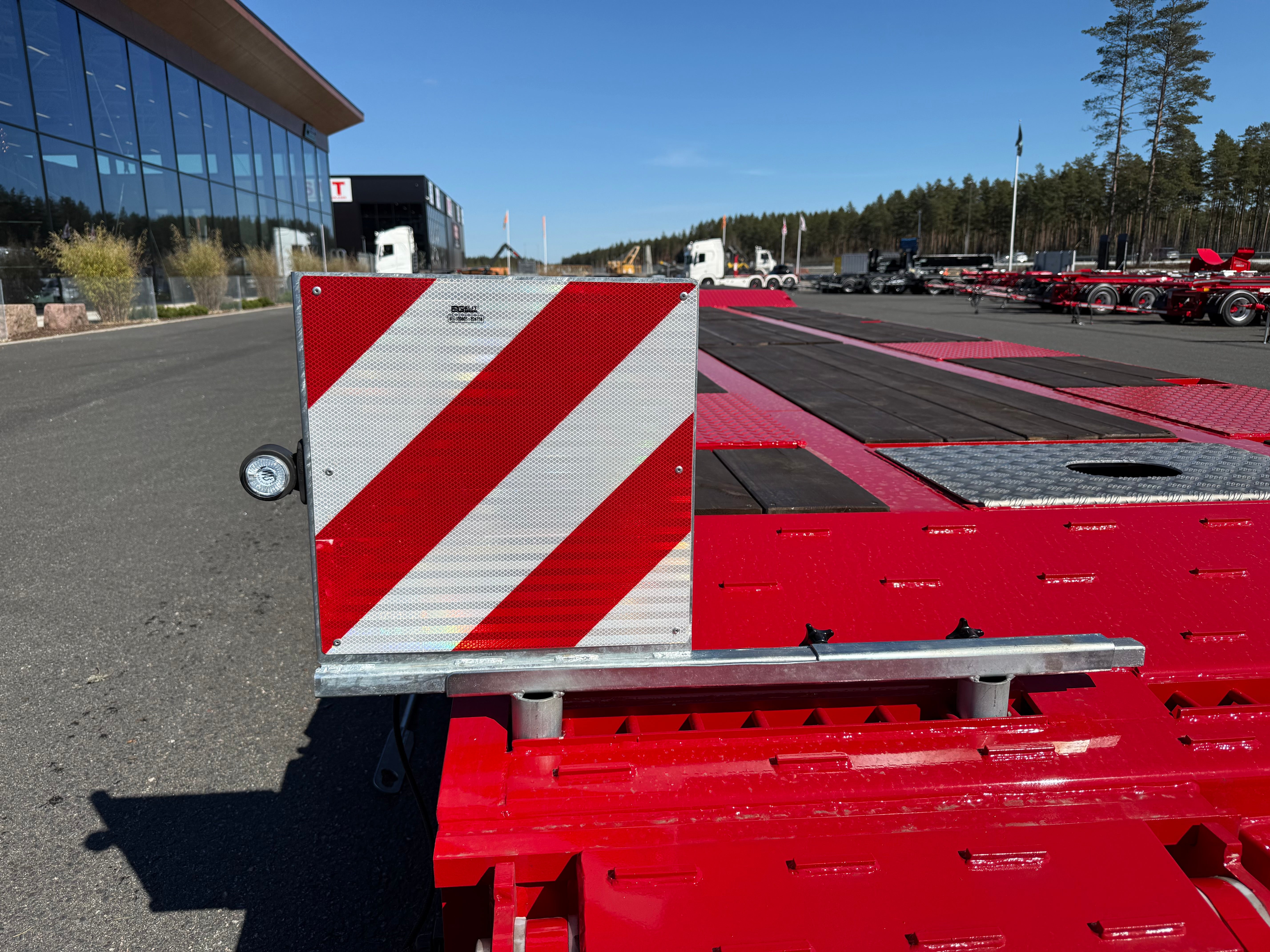 4 axlad 38 tons maskinvagn med hydrauliska ramper