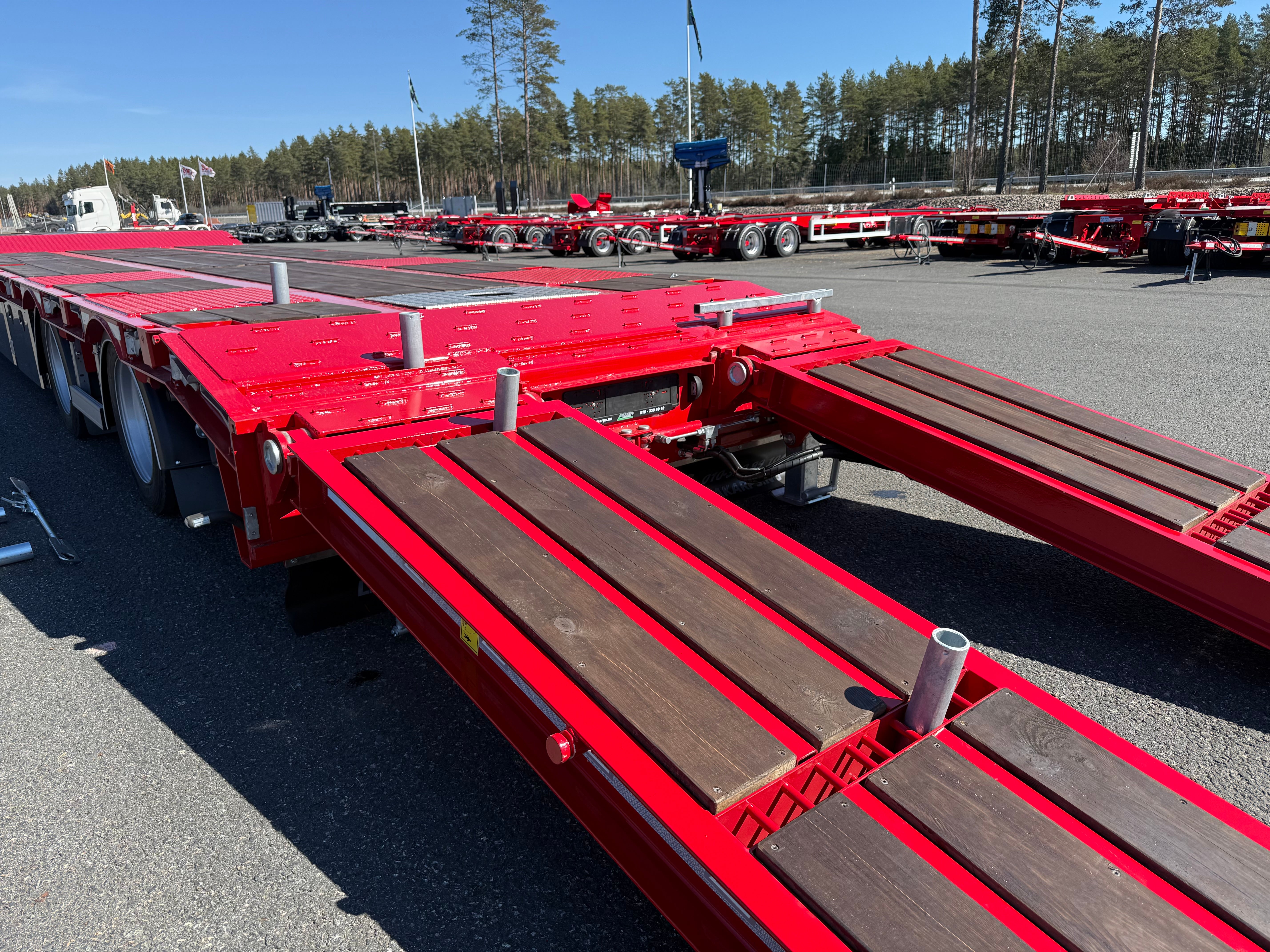 4 axlad 38 tons maskinvagn med hydrauliska ramper