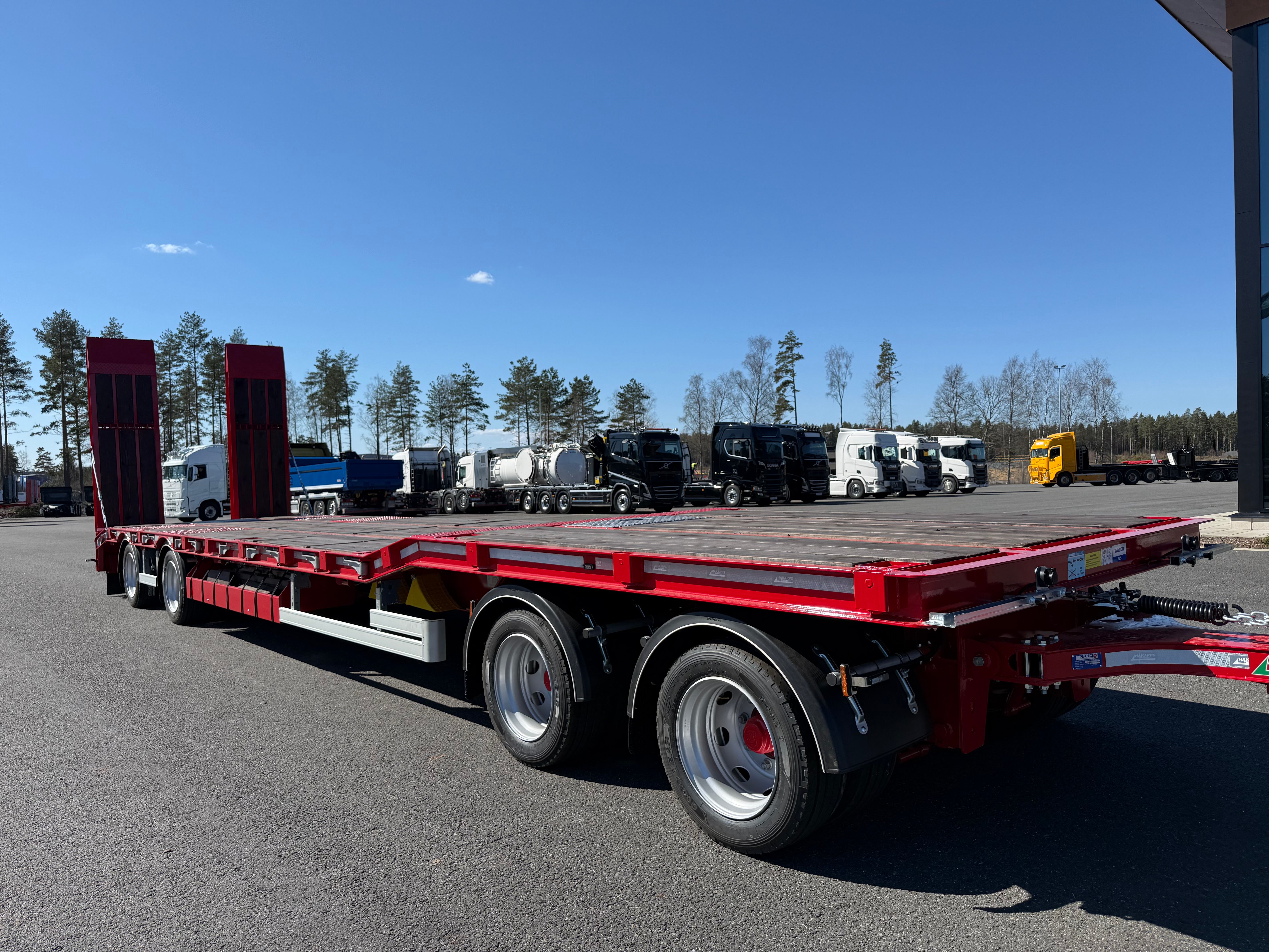 4 axlad 38 tons maskinvagn med hydrauliska ramper