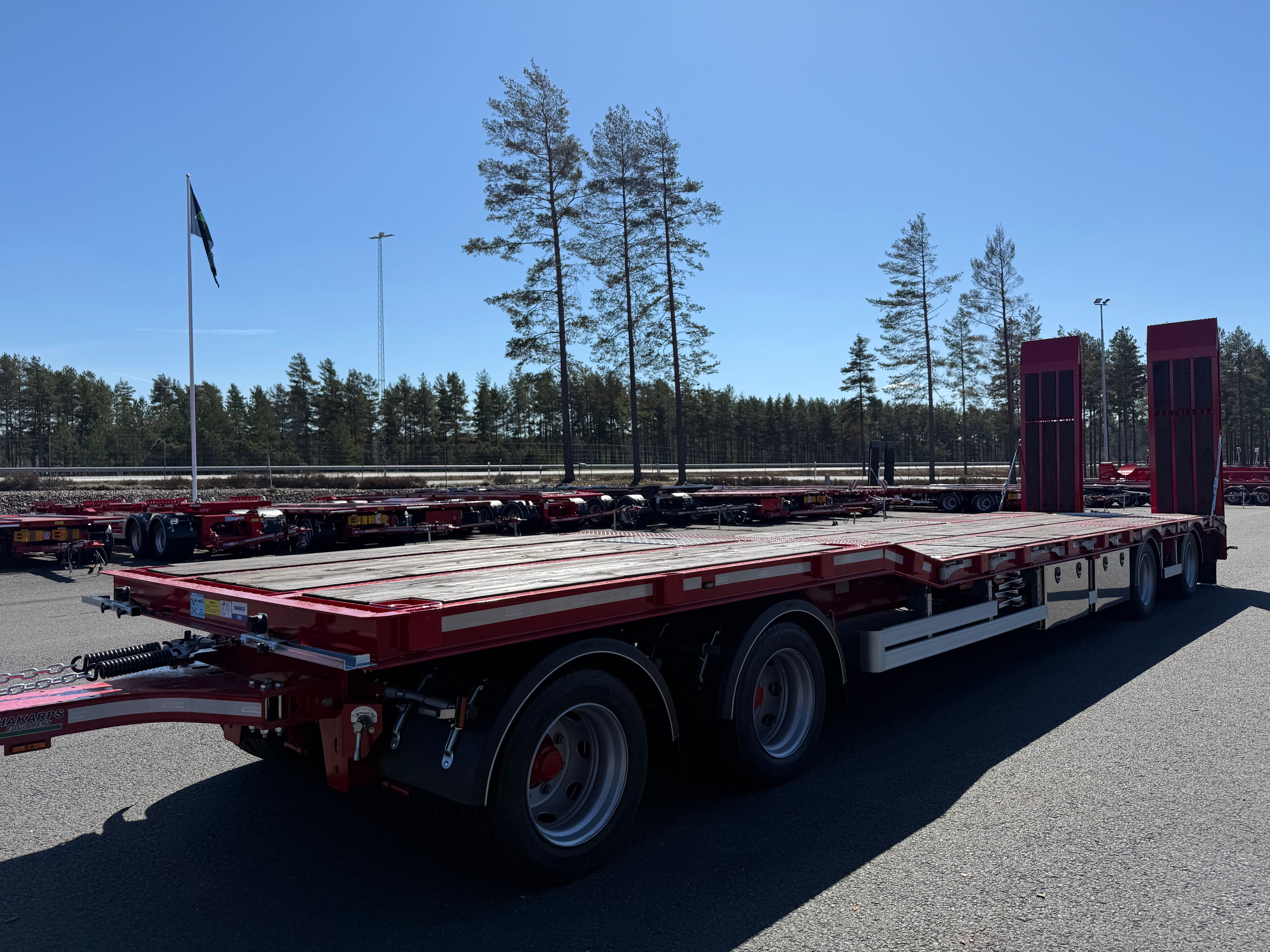 4 axlad 38 tons maskinvagn med hydrauliska ramper