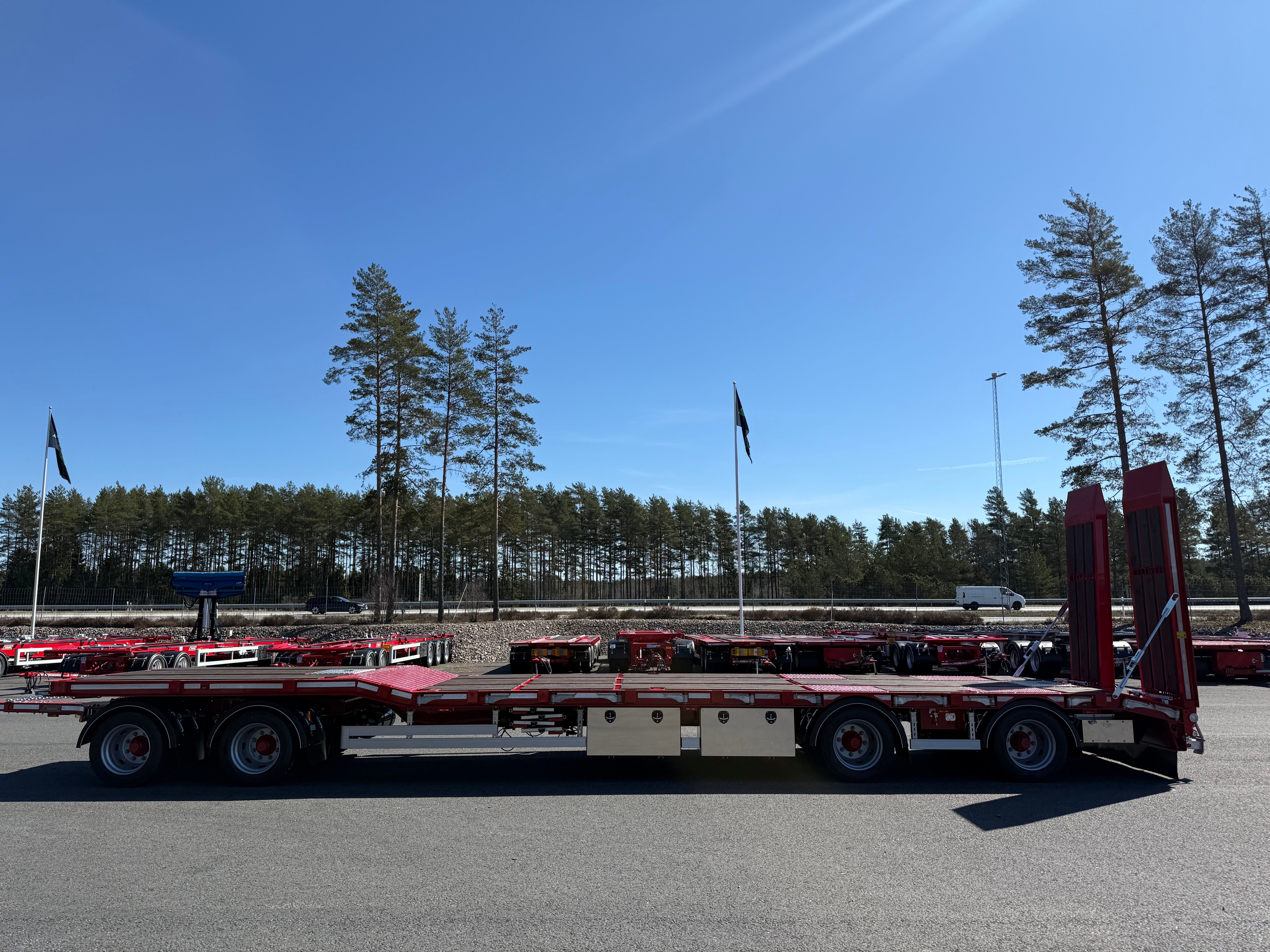 4 axlad 38 tons maskinvagn med hydrauliska ramper
