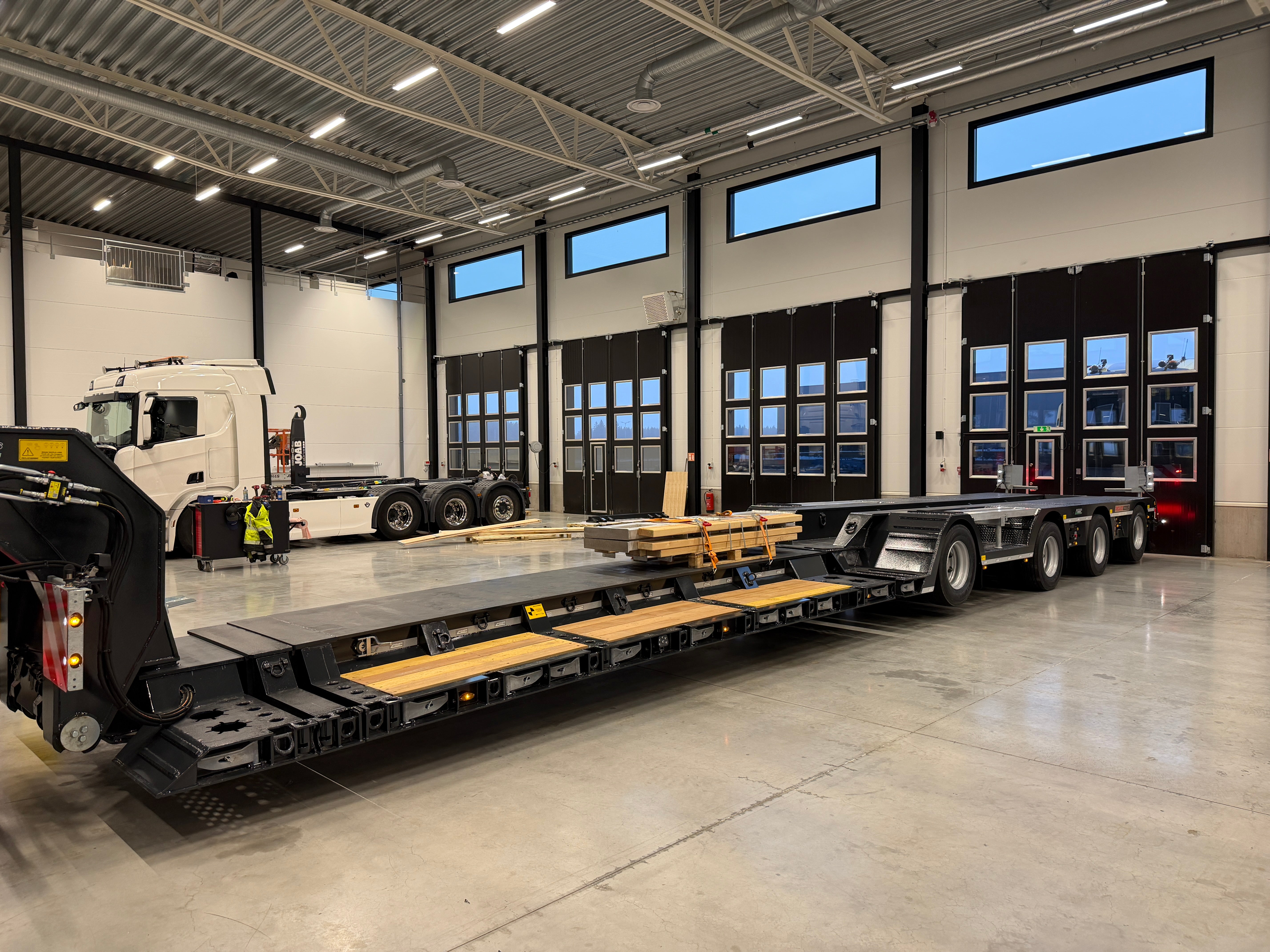 4 axlad ROJO maskintrailer avbröstningsbar svanhals med trumbon