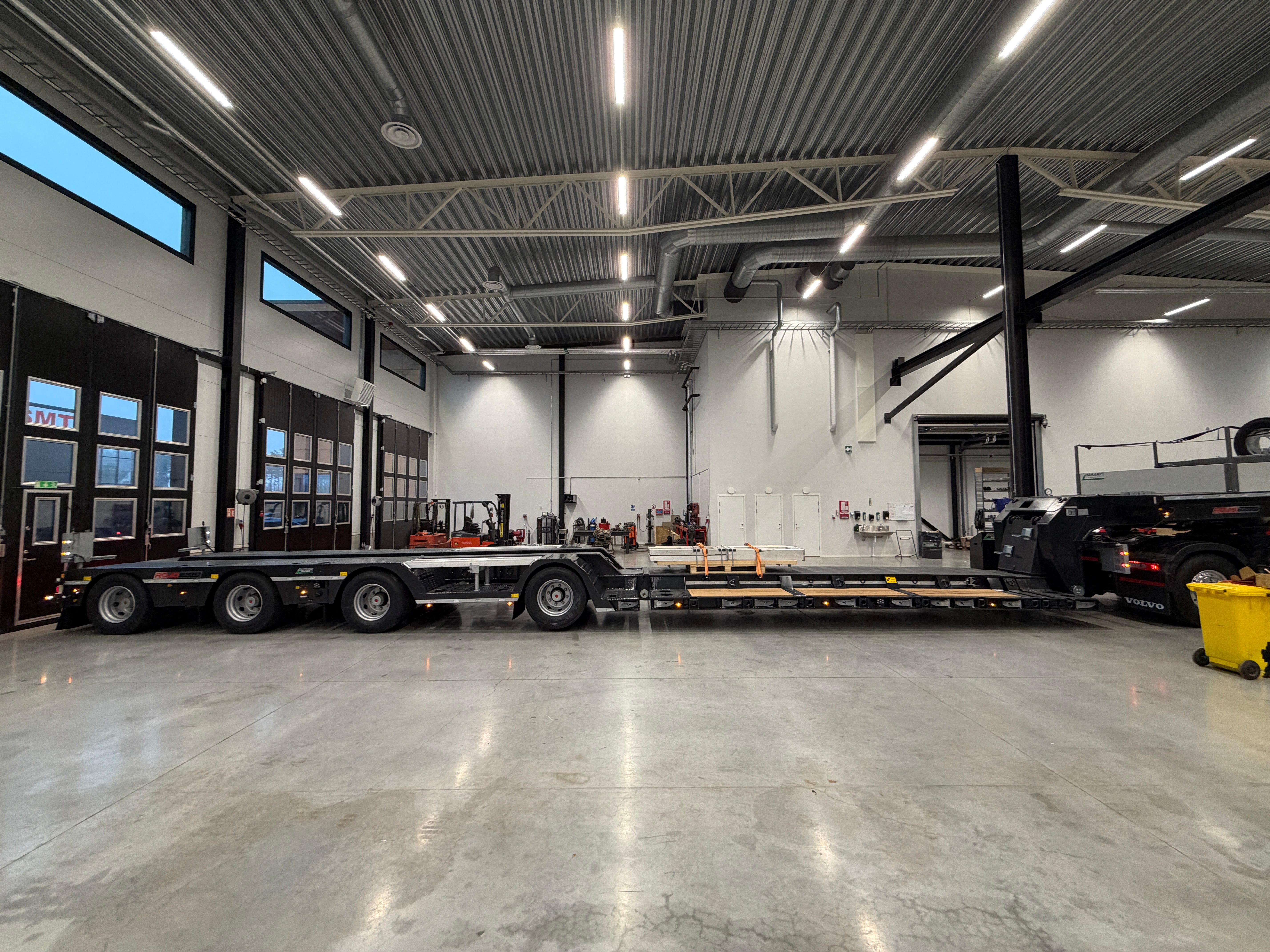 4 axlad ROJO maskintrailer avbröstningsbar svanhals med trumbon