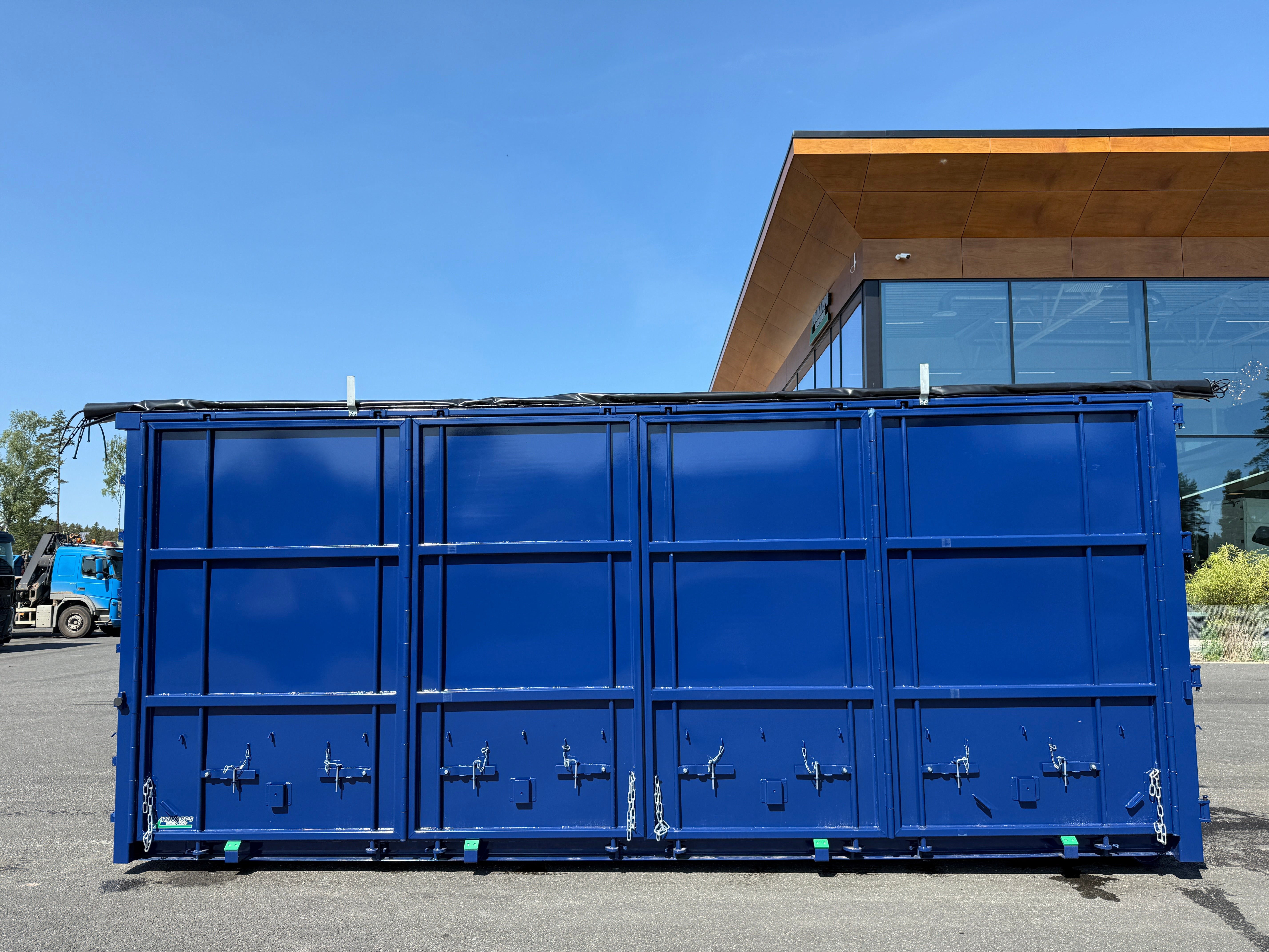 40m3 container med öppningsbar sida + kapell