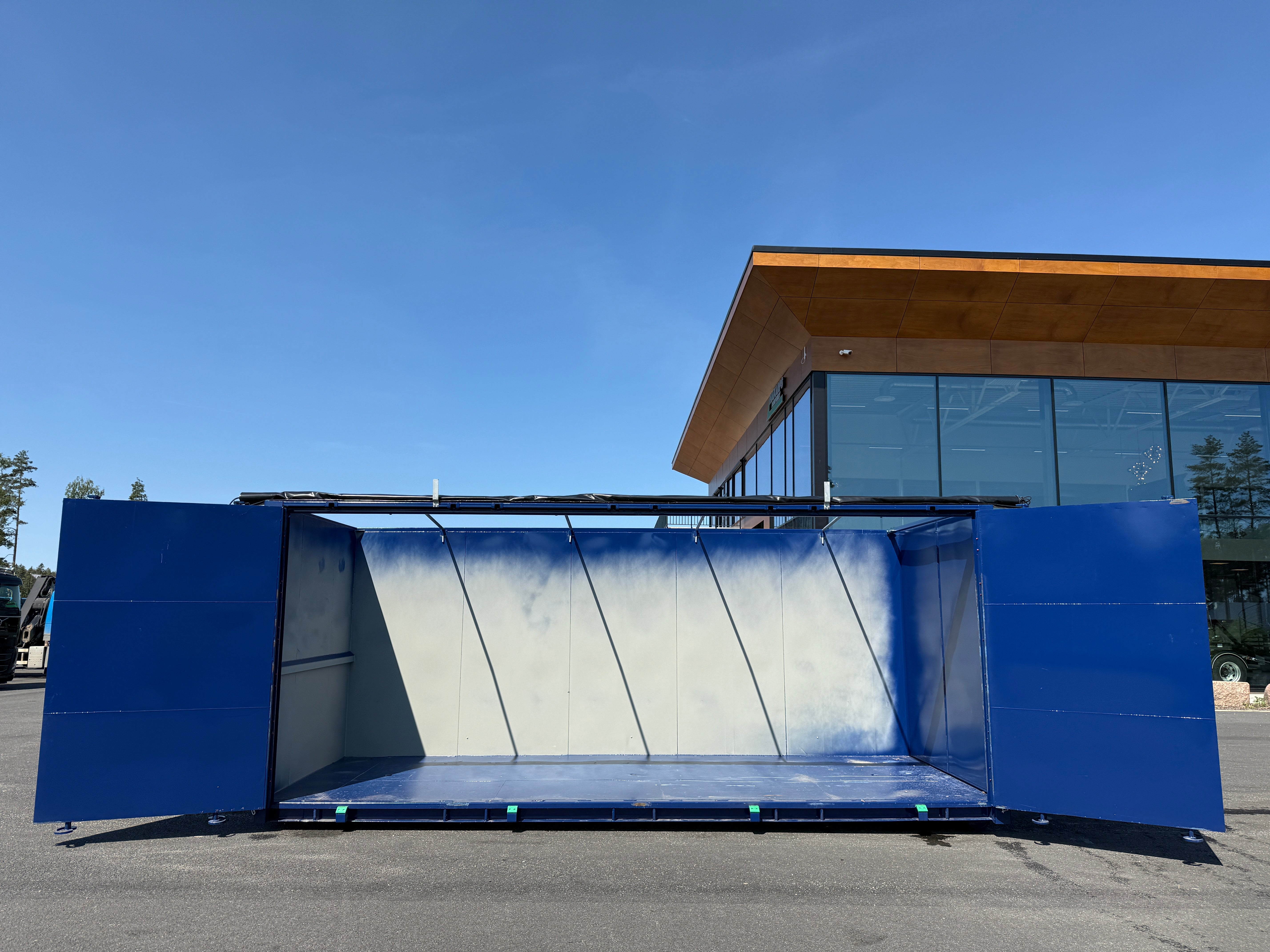 40m3 container med öppningsbar sida + kapell