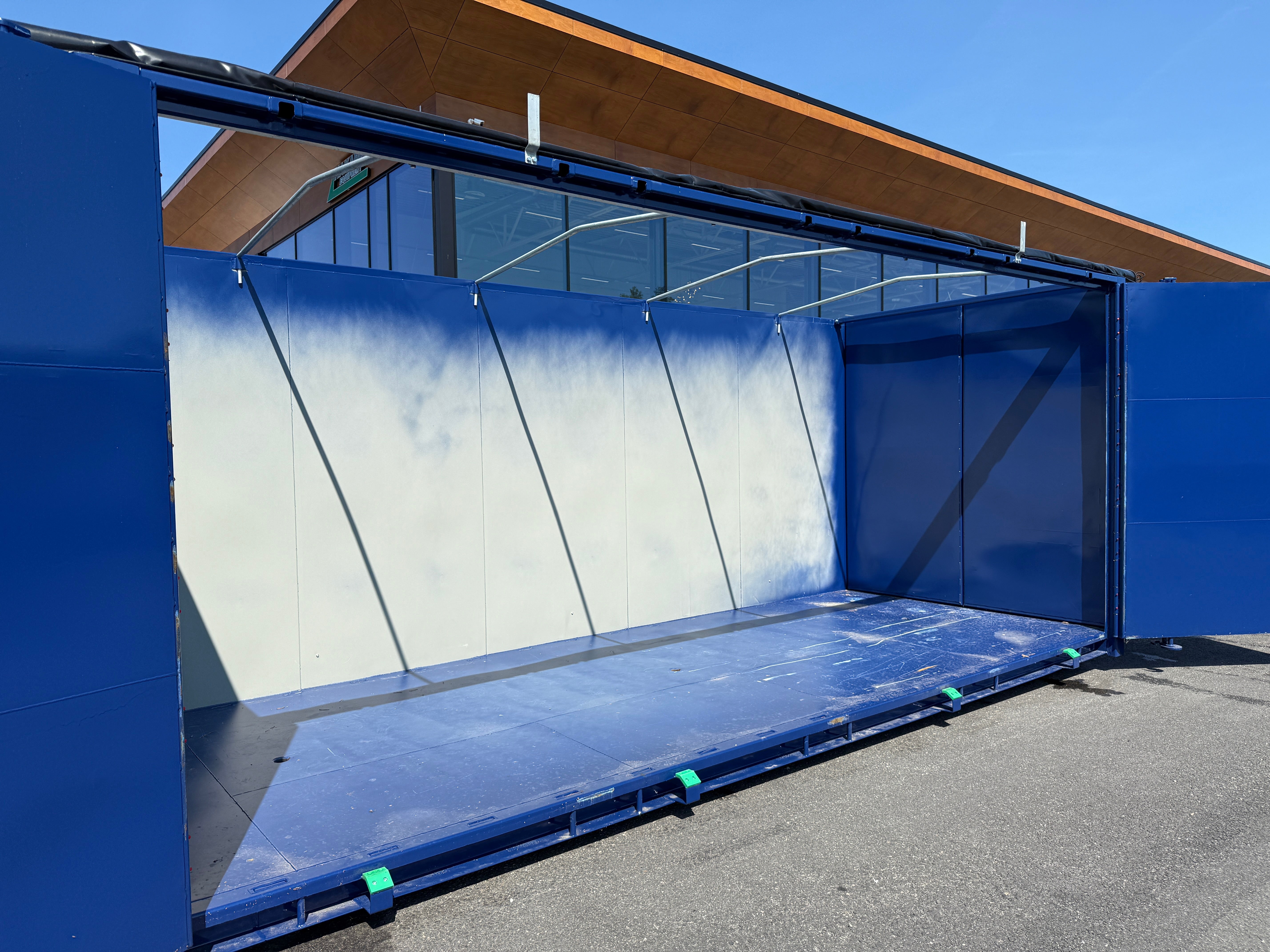 40m3 container med öppningsbar sida + kapell
