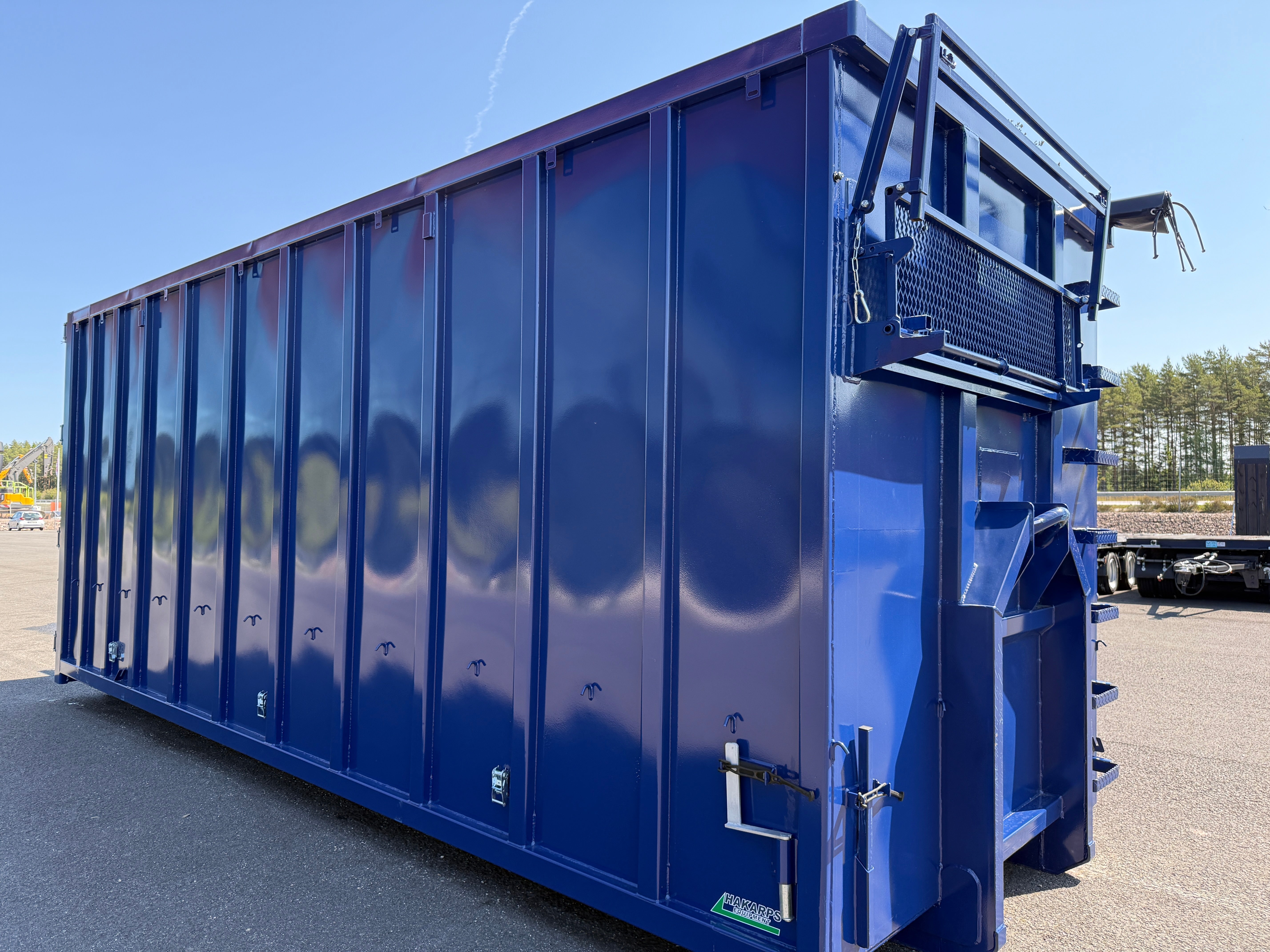 40m3 container med öppningsbar sida + kapell